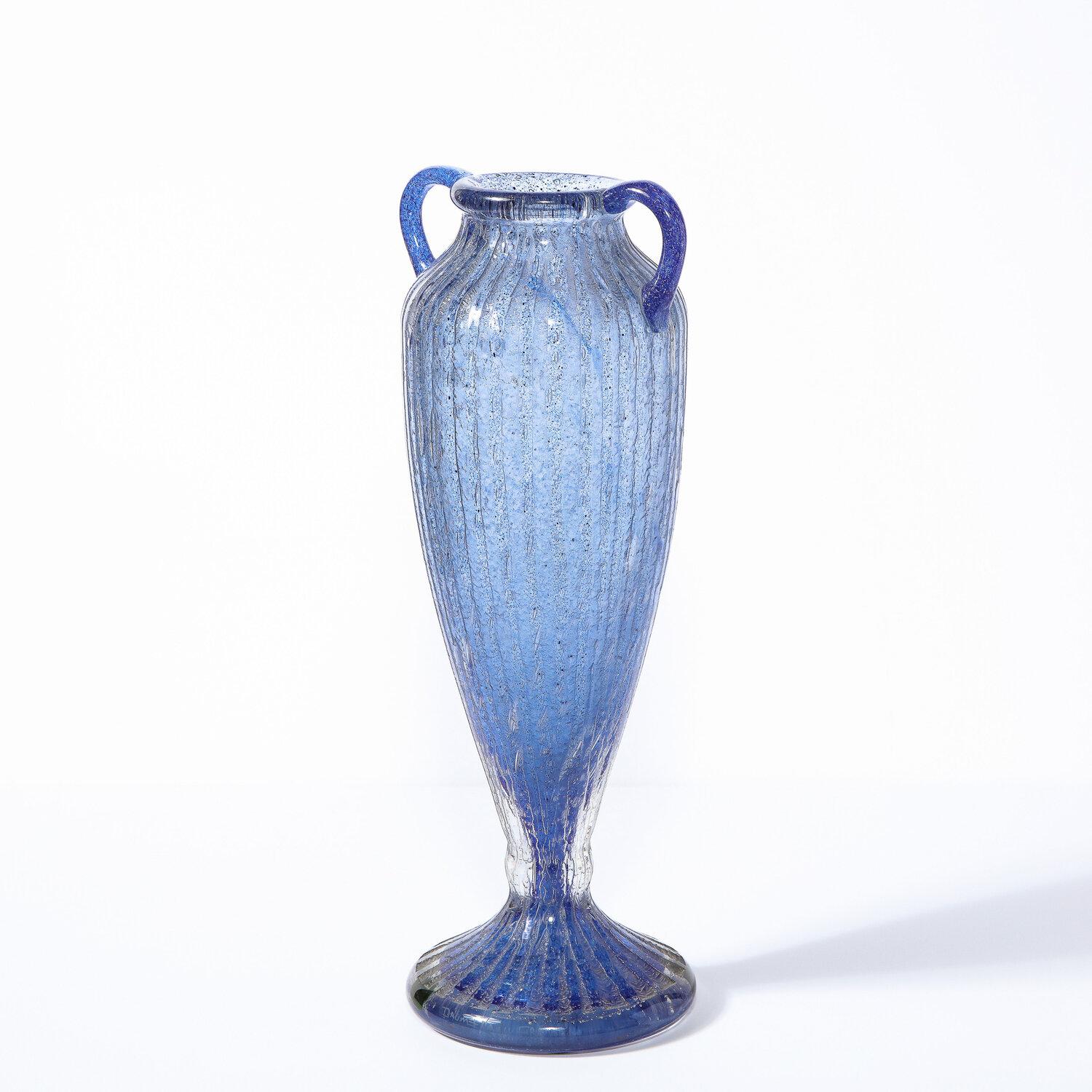 Verre d'art Vase Amphora Art Déco en verre lilas soufflé à la main et transparent cannelé signé Daum en vente