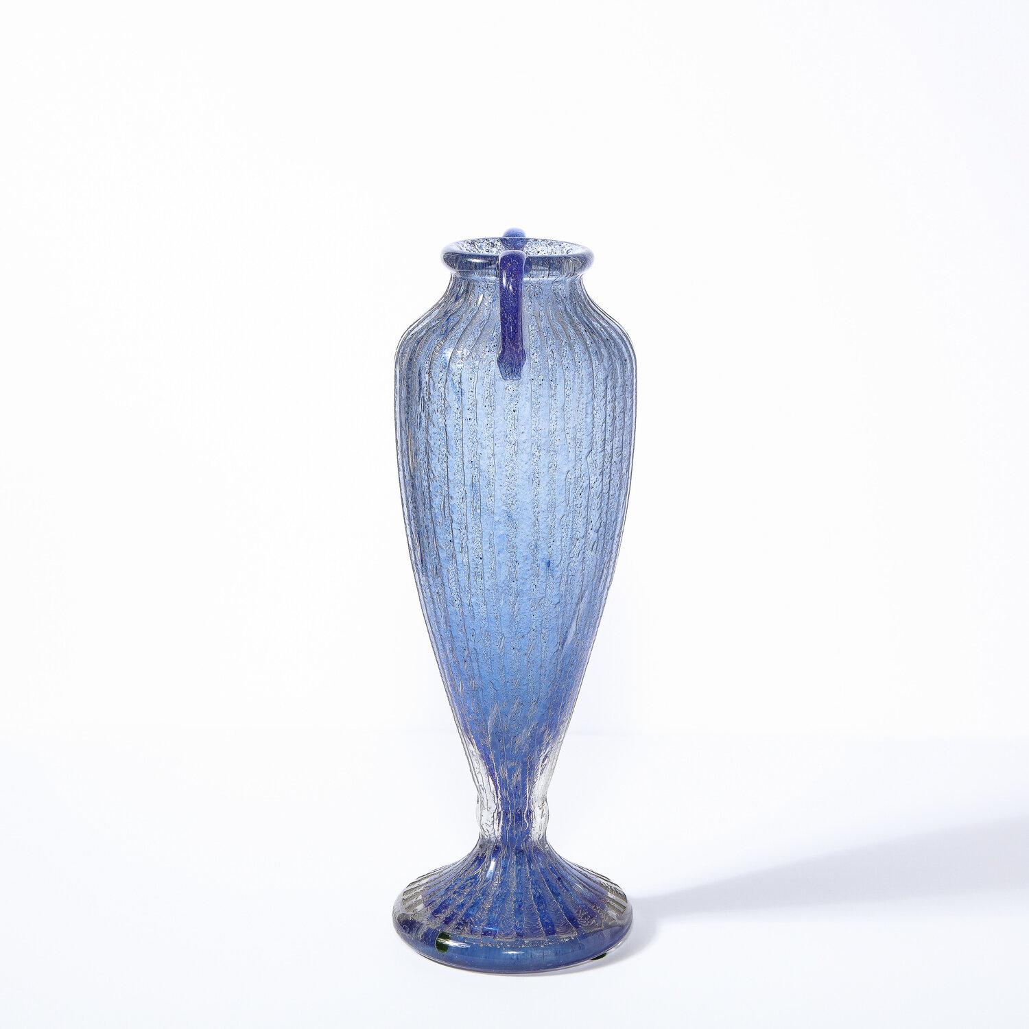 Vase Amphora Art Déco en verre lilas soufflé à la main et transparent cannelé signé Daum en vente 2