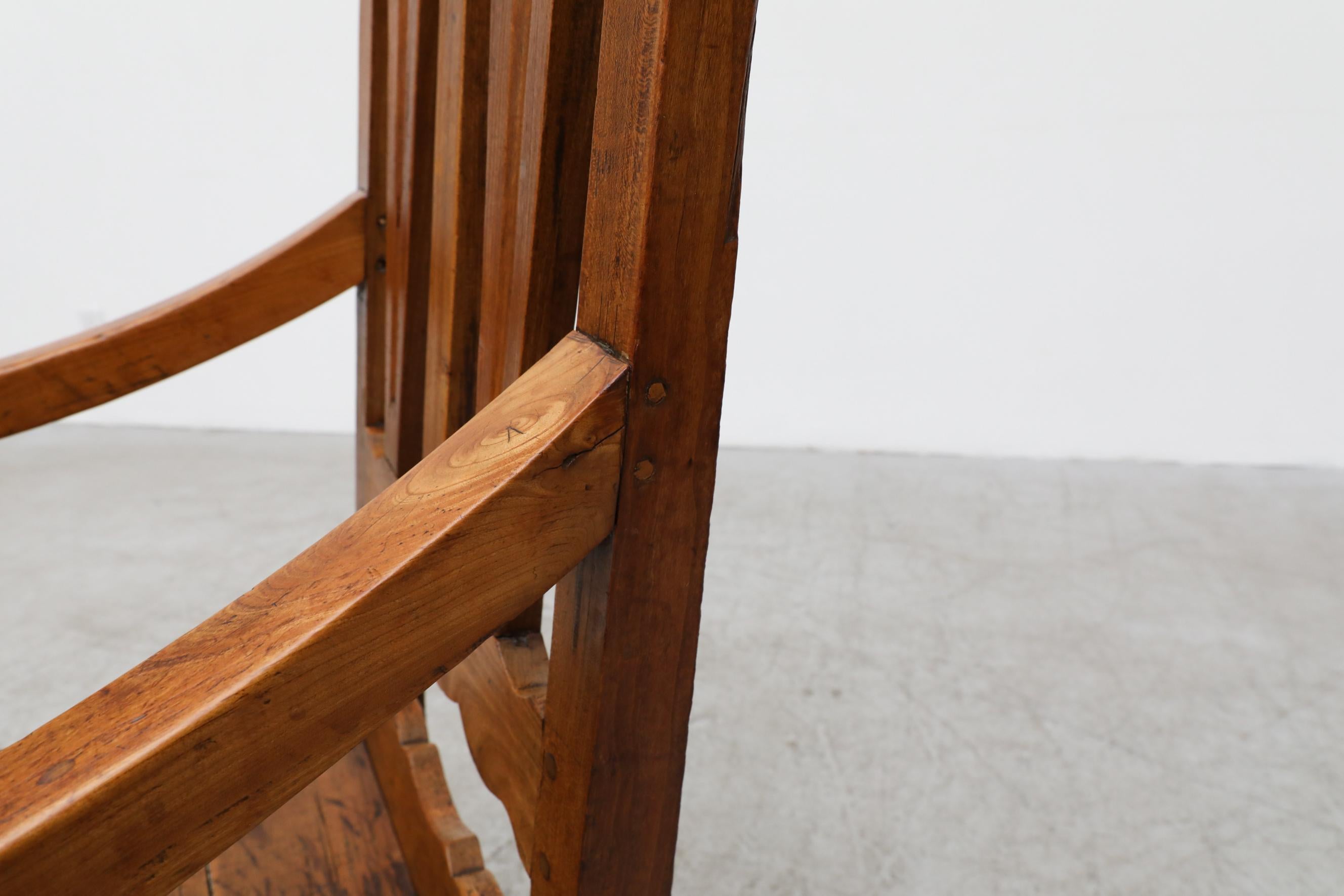 Art déco-Sessel der Amsterdamer Schule des Art déco mit geschwungenen Armlehnen und verschnörkelten Stretchern im Angebot 9