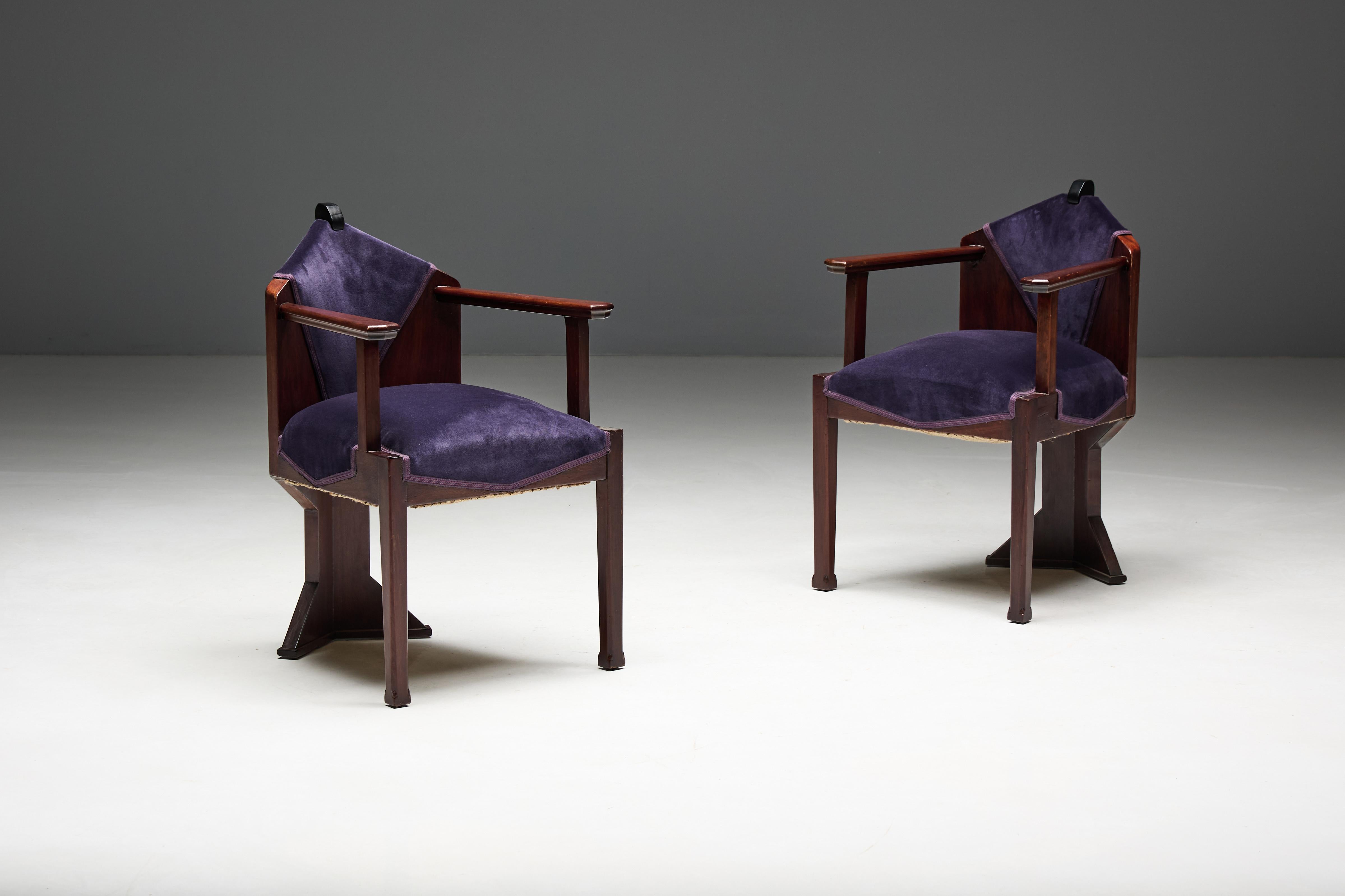Coppia di poltrone della Scuola di Amsterdam, attribuite a Michel De Klerk, con struttura in mogano massiccio ed ebano e lussuosa tappezzeria in velluto viola. Realizzati da Atelier Speelman, questi pezzi rari e di alta gamma mostrano il design