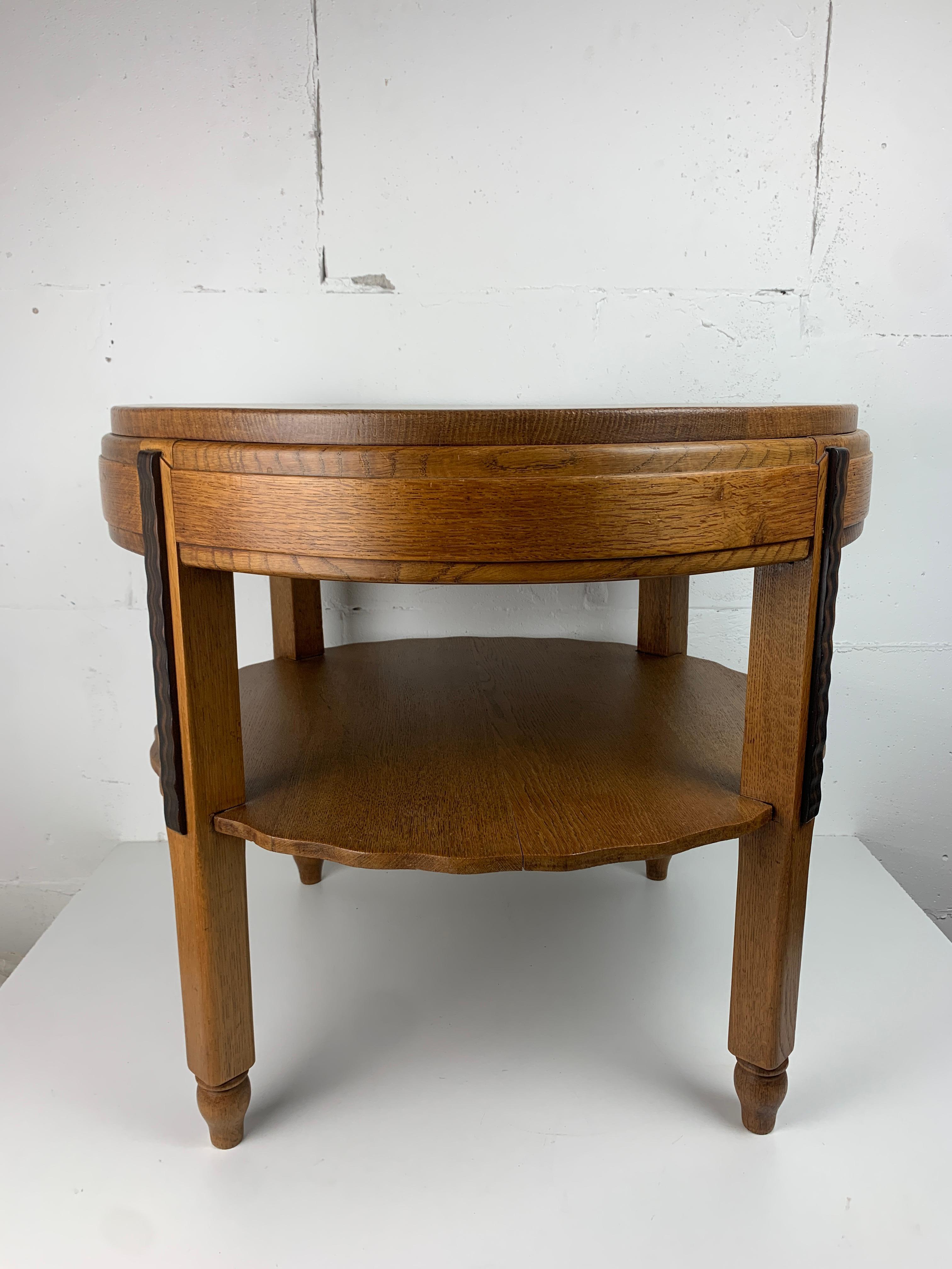 Ein absolut prächtiger holländischer Art Deco Beistelltisch, Amsterdamer Schule 1920er-1930er Jahre. Dieser wunderbare Beistelltisch aus Eiche mit Koromandel-Details ist in tollem Vintage-Zustand. Die zweite Etage hat eine schöne gewellte Form und