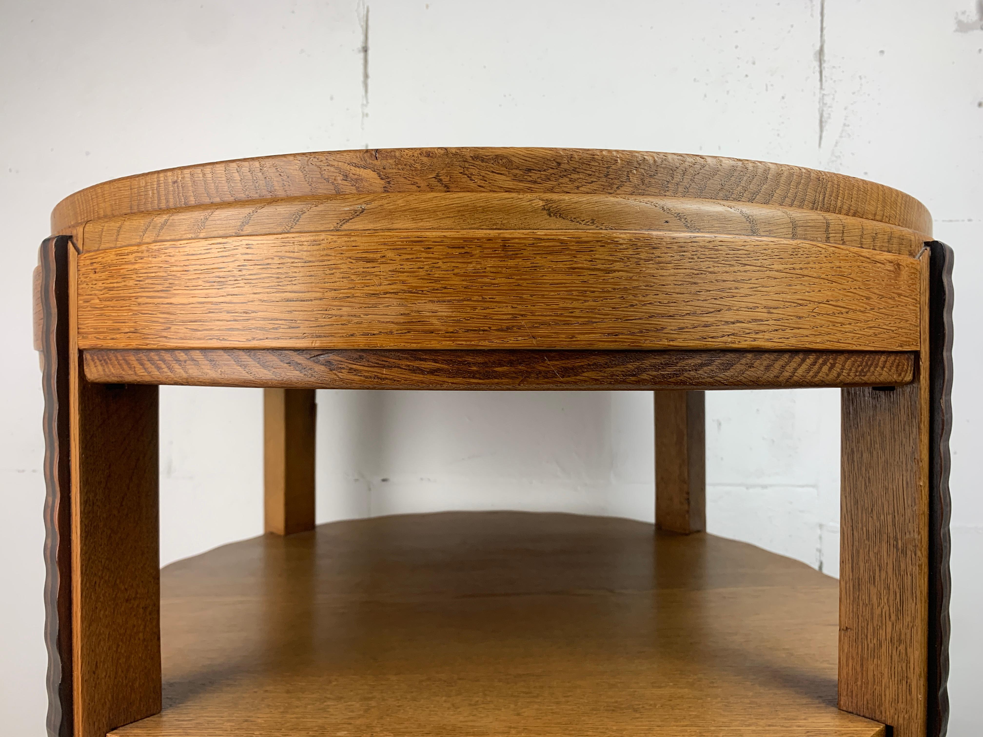 Art Deco Amsterdam Schule Niederländisch Seite Beistelltisch (Eichenholz) im Angebot