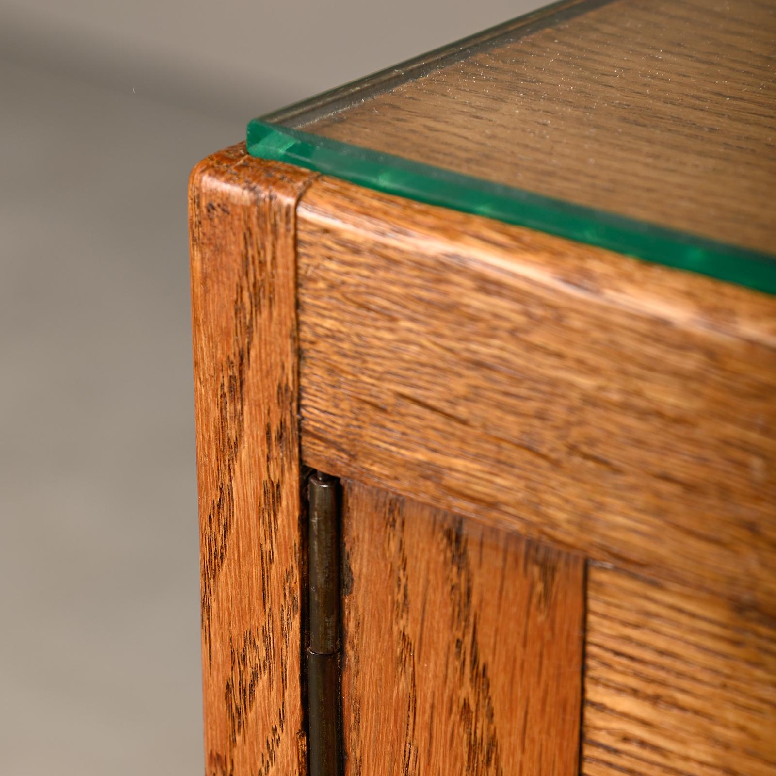 Coppia di comodini Art Deco della Scuola di Oak in quercia e vetro, Paesi Bassi, 1930 in vendita 7