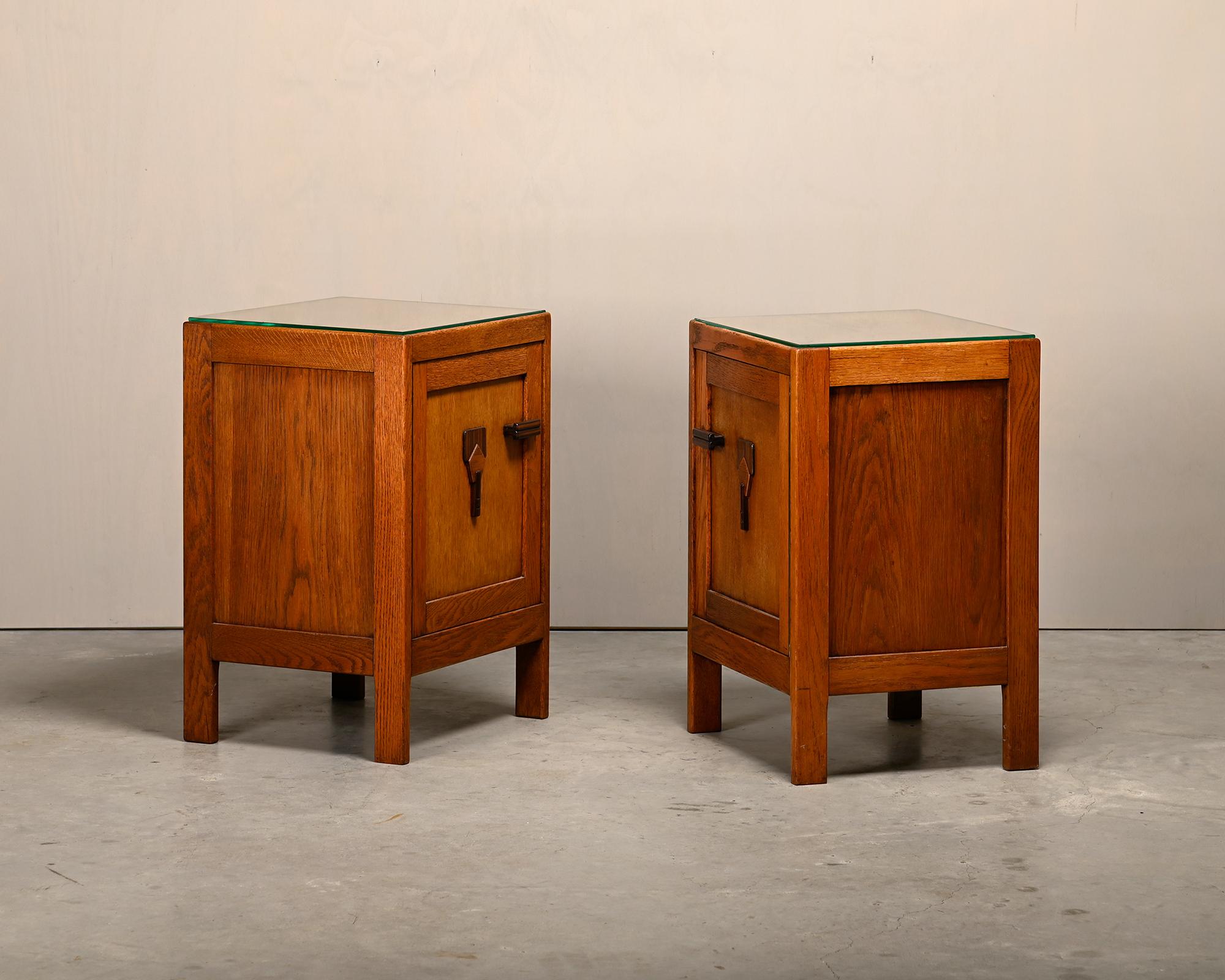 Art Déco Coppia di comodini Art Deco della Scuola di Oak in quercia e vetro, Paesi Bassi, 1930 in vendita