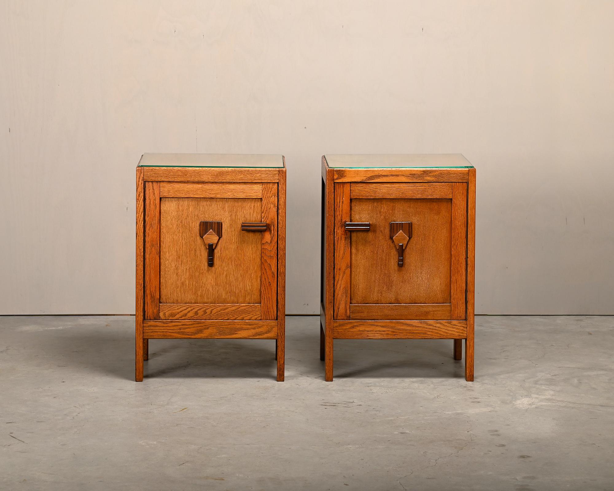 Olandese Coppia di comodini Art Deco della Scuola di Oak in quercia e vetro, Paesi Bassi, 1930 in vendita