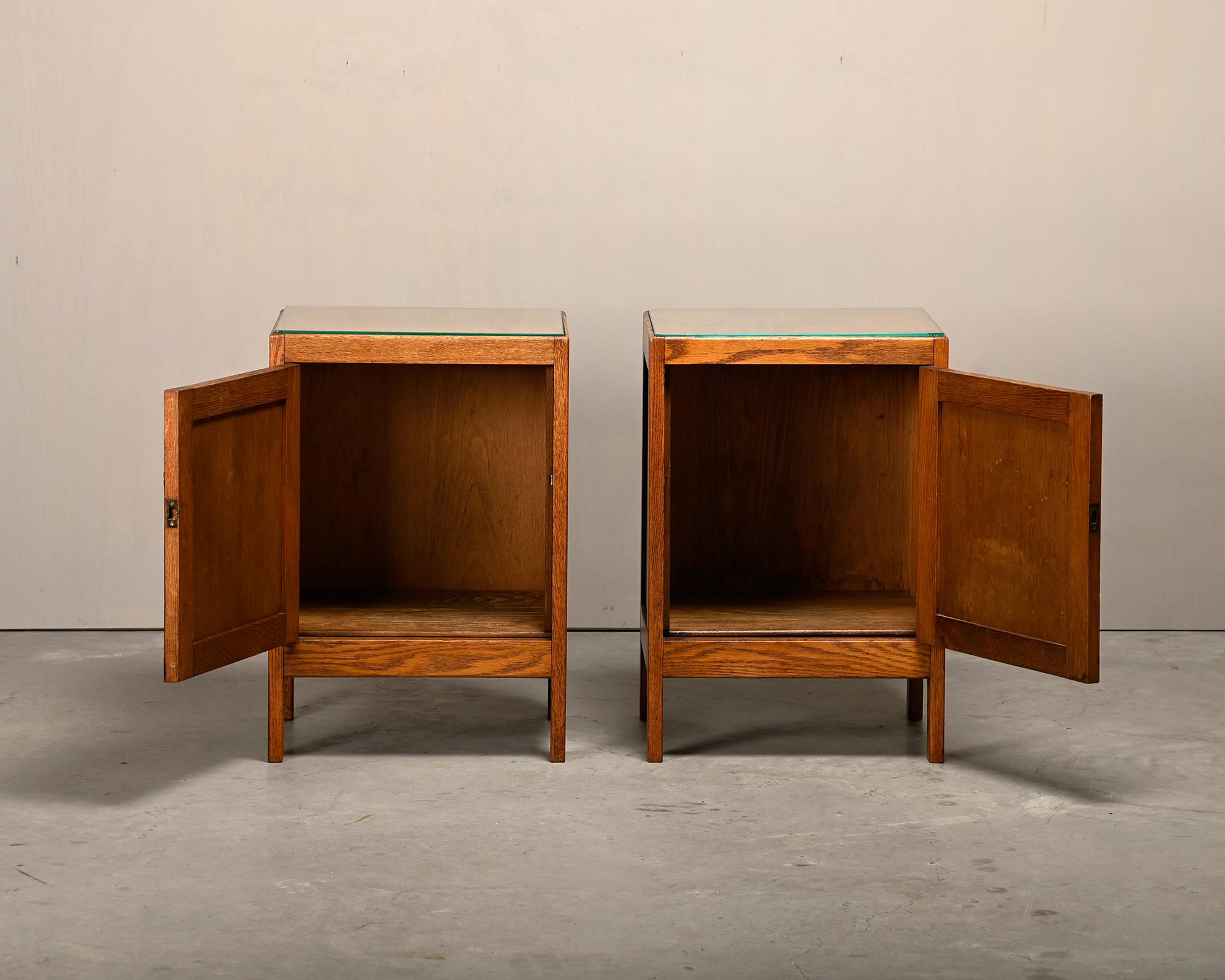 Coppia di comodini Art Deco della Scuola di Oak in quercia e vetro, Paesi Bassi, 1930 In condizioni buone in vendita a Amsterdam, NL