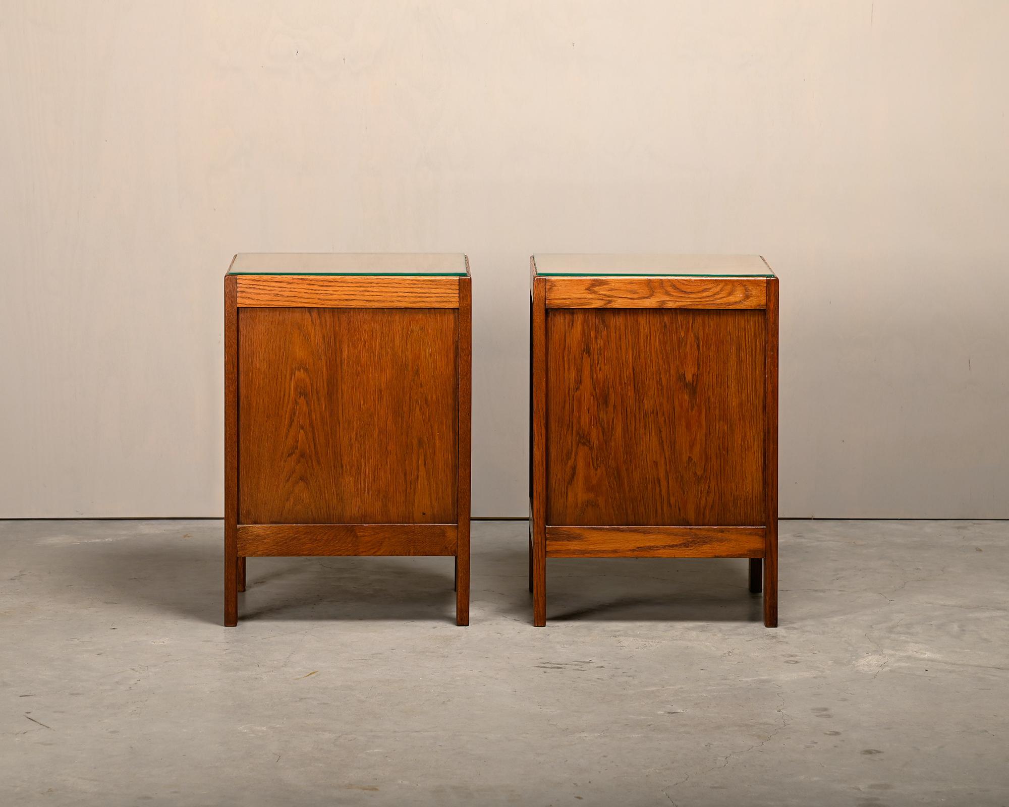 Metà XX secolo Coppia di comodini Art Deco della Scuola di Oak in quercia e vetro, Paesi Bassi, 1930 in vendita