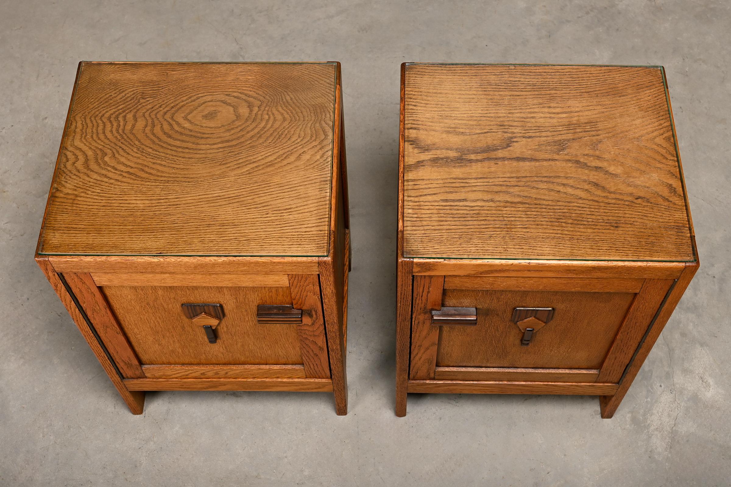 Vetro Coppia di comodini Art Deco della Scuola di Oak in quercia e vetro, Paesi Bassi, 1930 in vendita