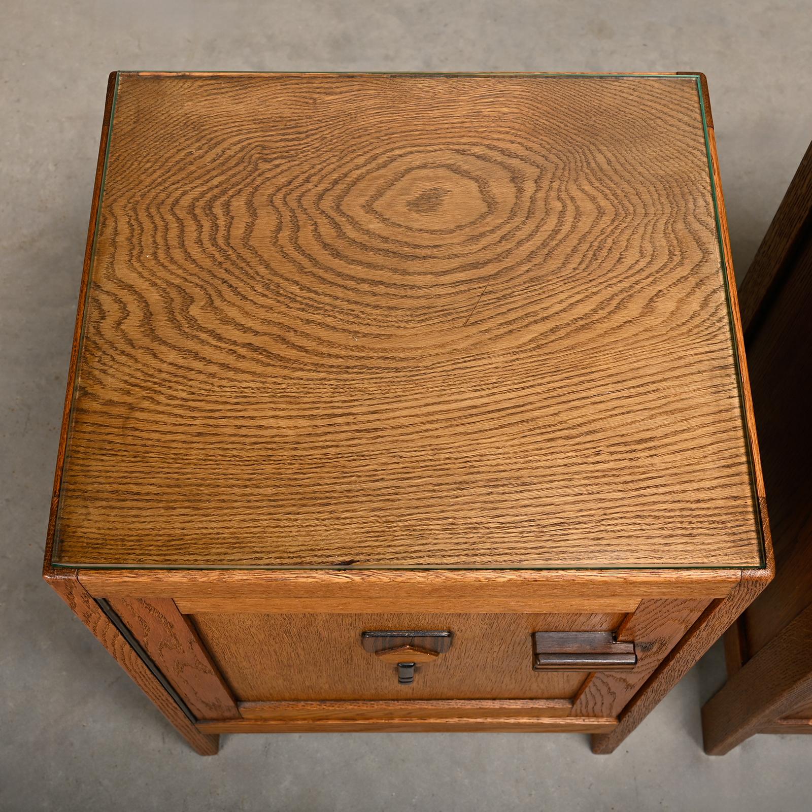 Coppia di comodini Art Deco della Scuola di Oak in quercia e vetro, Paesi Bassi, 1930 in vendita 1