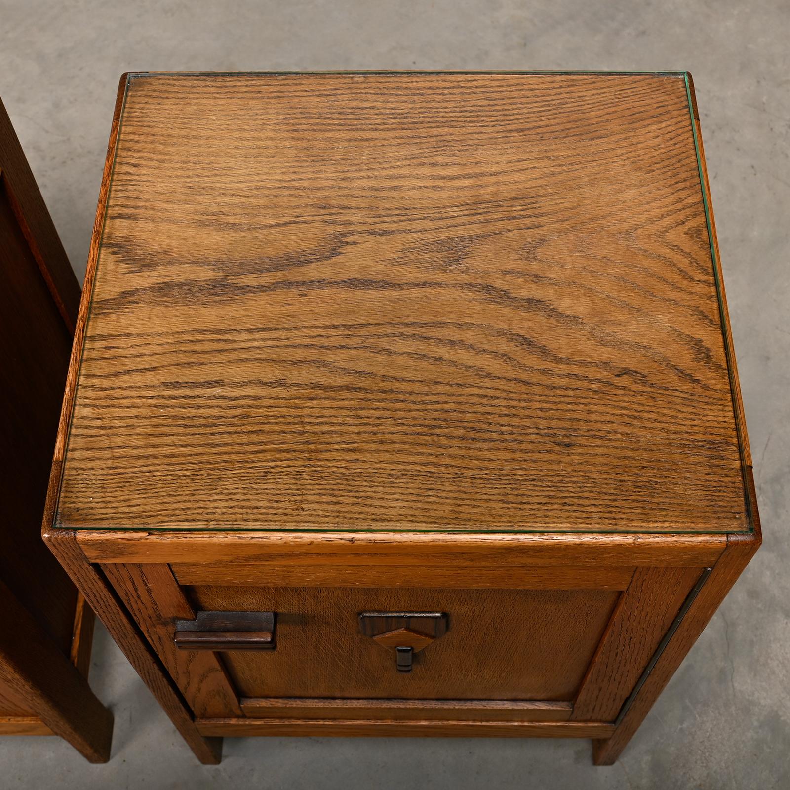 Coppia di comodini Art Deco della Scuola di Oak in quercia e vetro, Paesi Bassi, 1930 in vendita 2