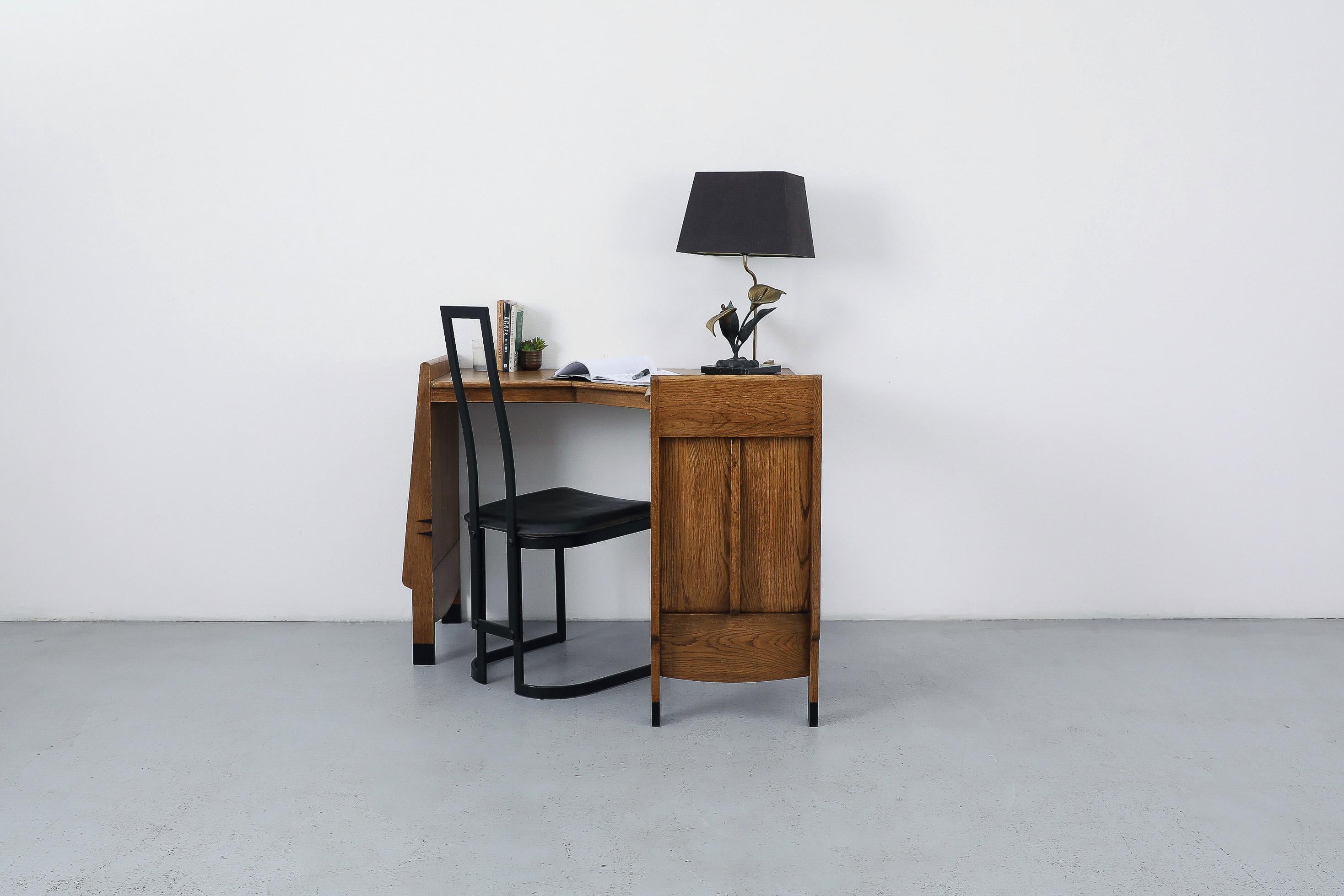 Art Deco 'Amsterdam School' Oak Corner Desk, 1920s Dutch Design (Art déco) im Angebot