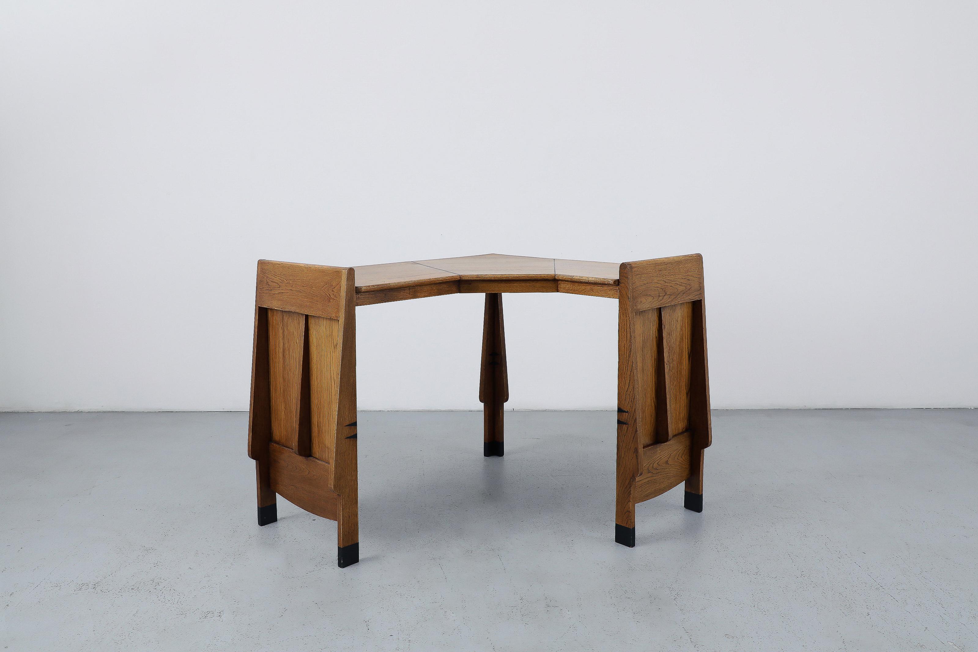 Art Deco 'Amsterdam School' Oak Corner Desk, 1920s Dutch Design (Niederländisch) im Angebot