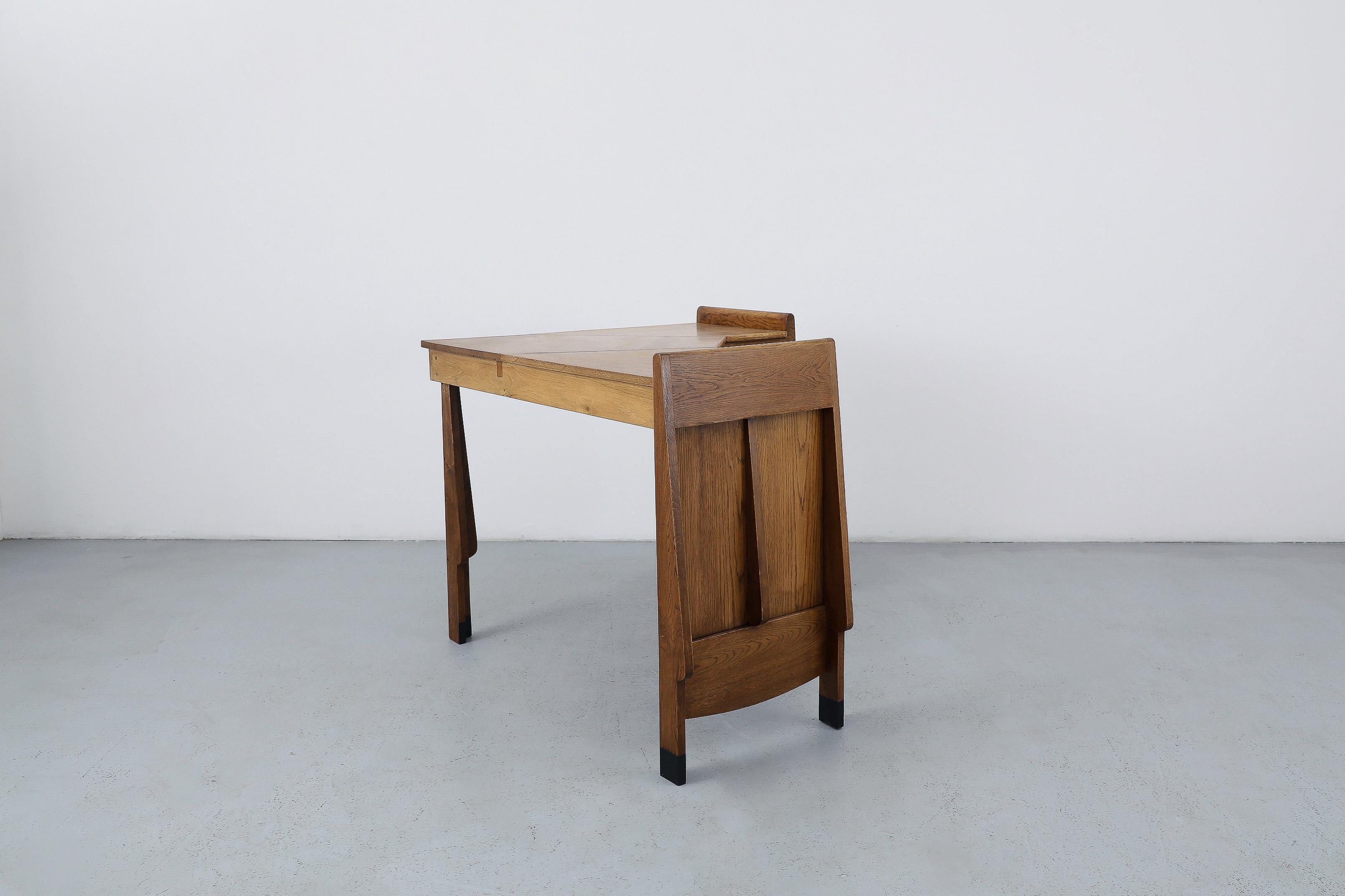 Art Deco 'Amsterdam School' Oak Corner Desk, 1920s Dutch Design im Zustand „Gut“ im Angebot in Los Angeles, CA