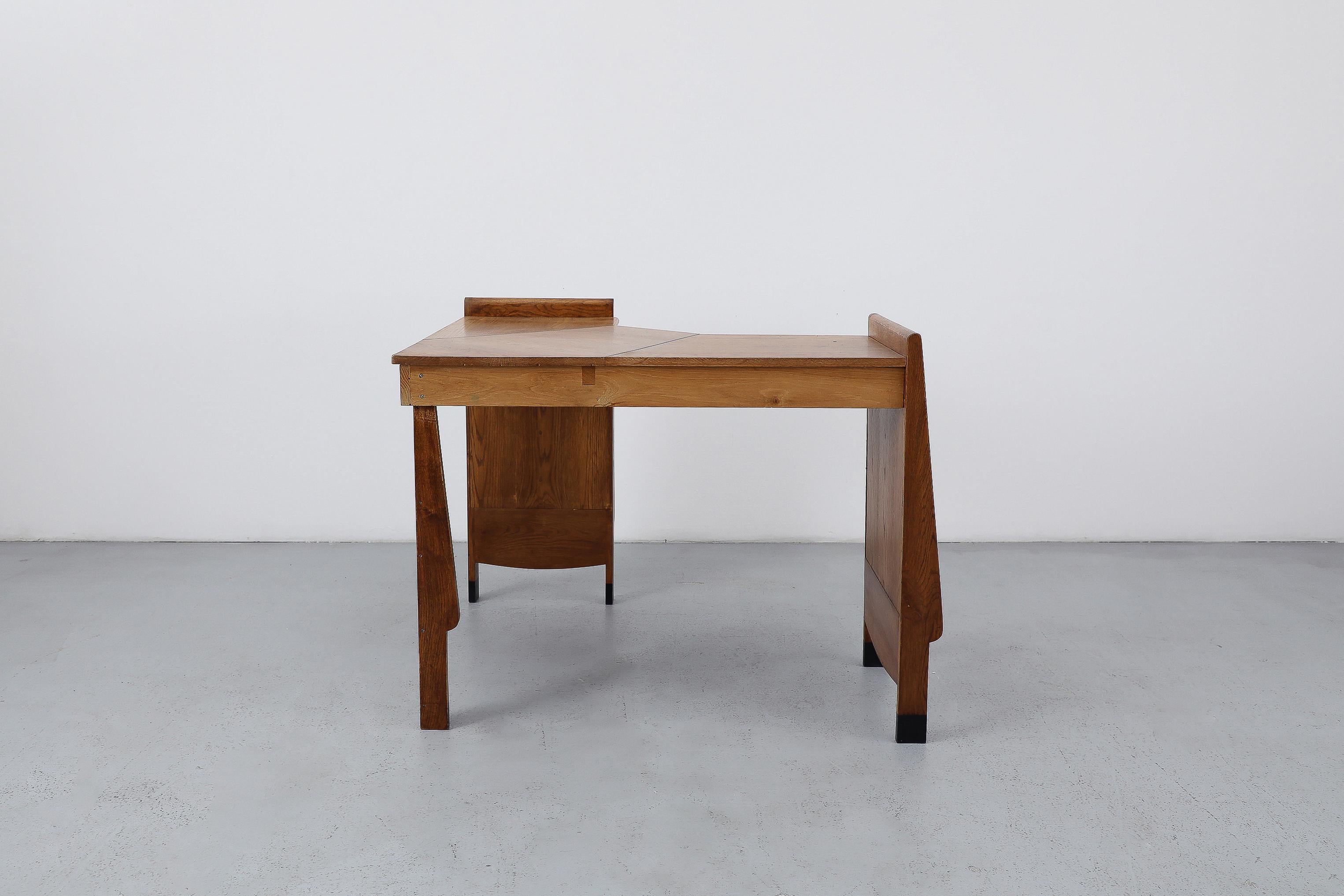 Art Deco 'Amsterdam School' Oak Corner Desk, 1920s Dutch Design (Frühes 20. Jahrhundert) im Angebot