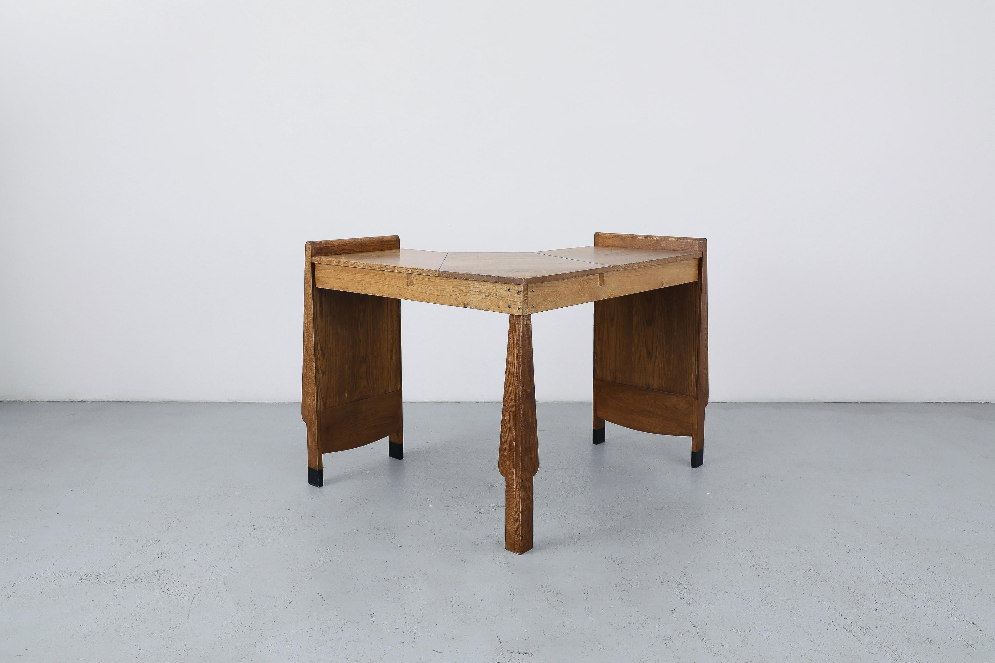 Art Deco 'Amsterdam School' Oak Corner Desk, 1920s Dutch Design (Eichenholz) im Angebot
