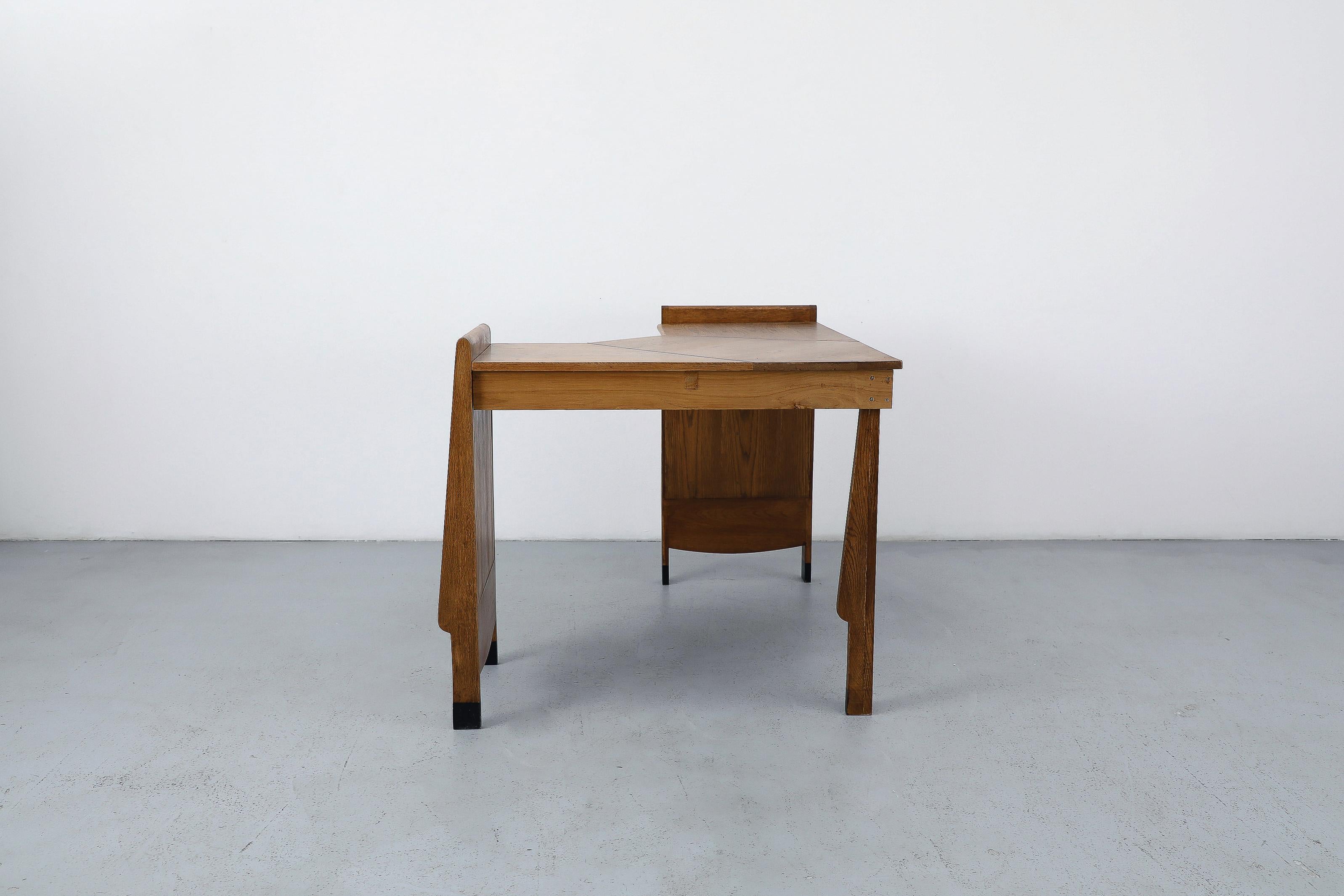 Art Deco 'Amsterdam School' Oak Corner Desk, 1920s Dutch Design im Angebot 1