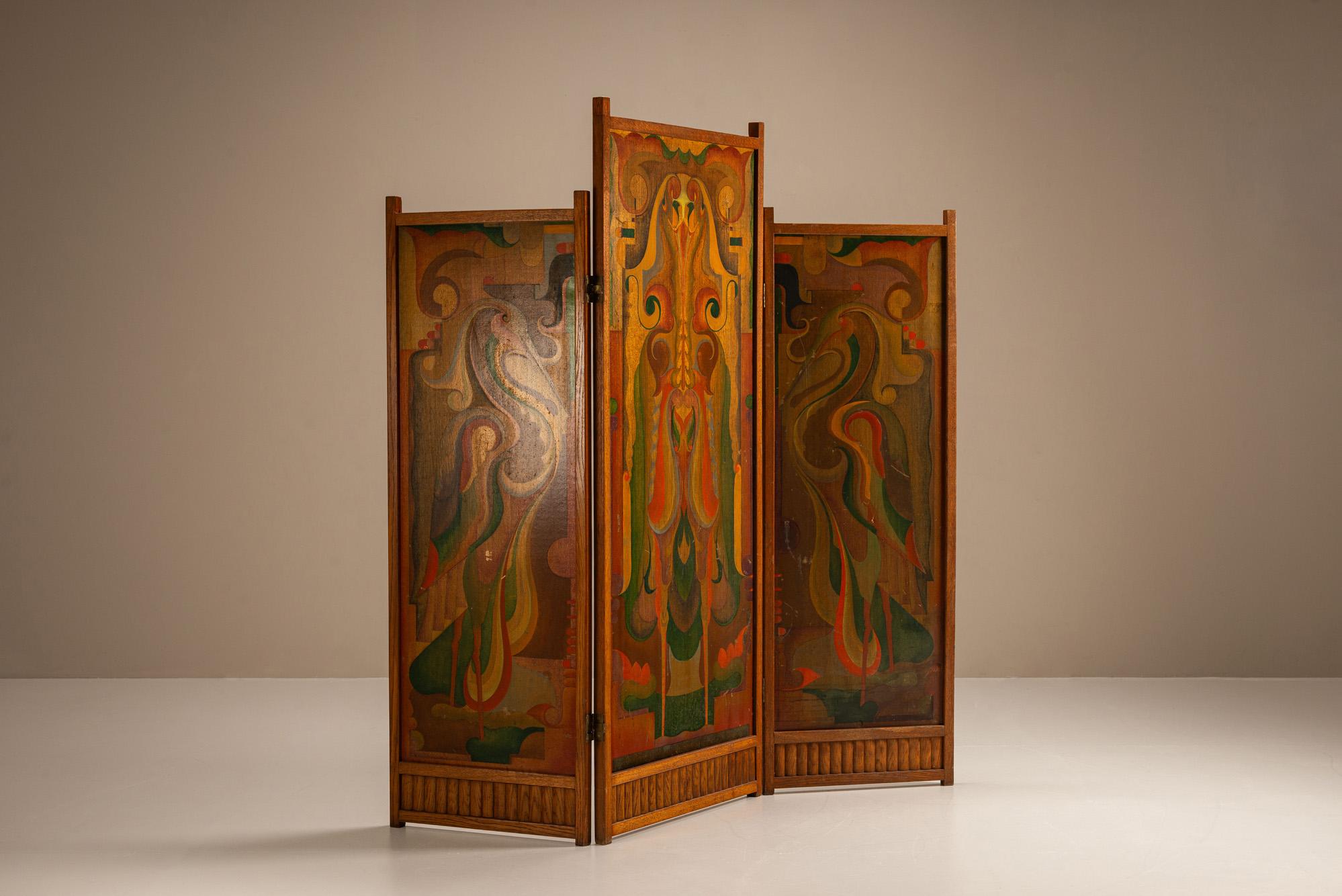 Bemaltes Holz wird bei diesem dreiteiligen Raumteiler zur Bühne der Bewegung. Die kühne Komposition und die lebendige Form erinnern an die dekorativen Ambitionen der Amsterdamer Schule und des frühen Art déco. Ein überzeugendes Objekt, das Funktion