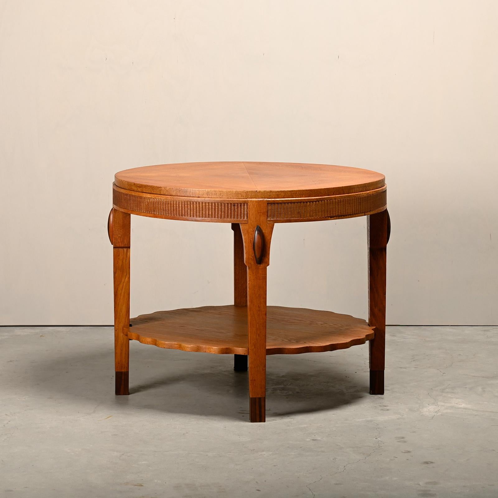 Art Déco Tavolino Art Deco della Scuola di Amsterdam in Oak, Paesi Bassi, anni '30 in vendita