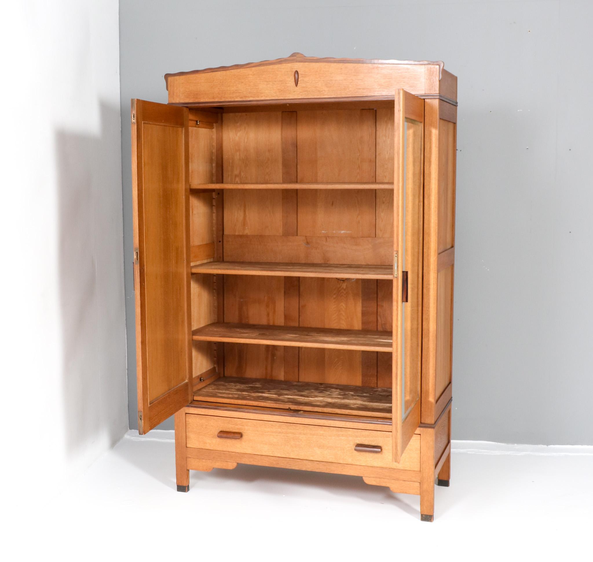 Art déco Armoire Art Déco Amsterdamse Schoo en chêne par Fa. Livrer Amsterdam, années 1920
