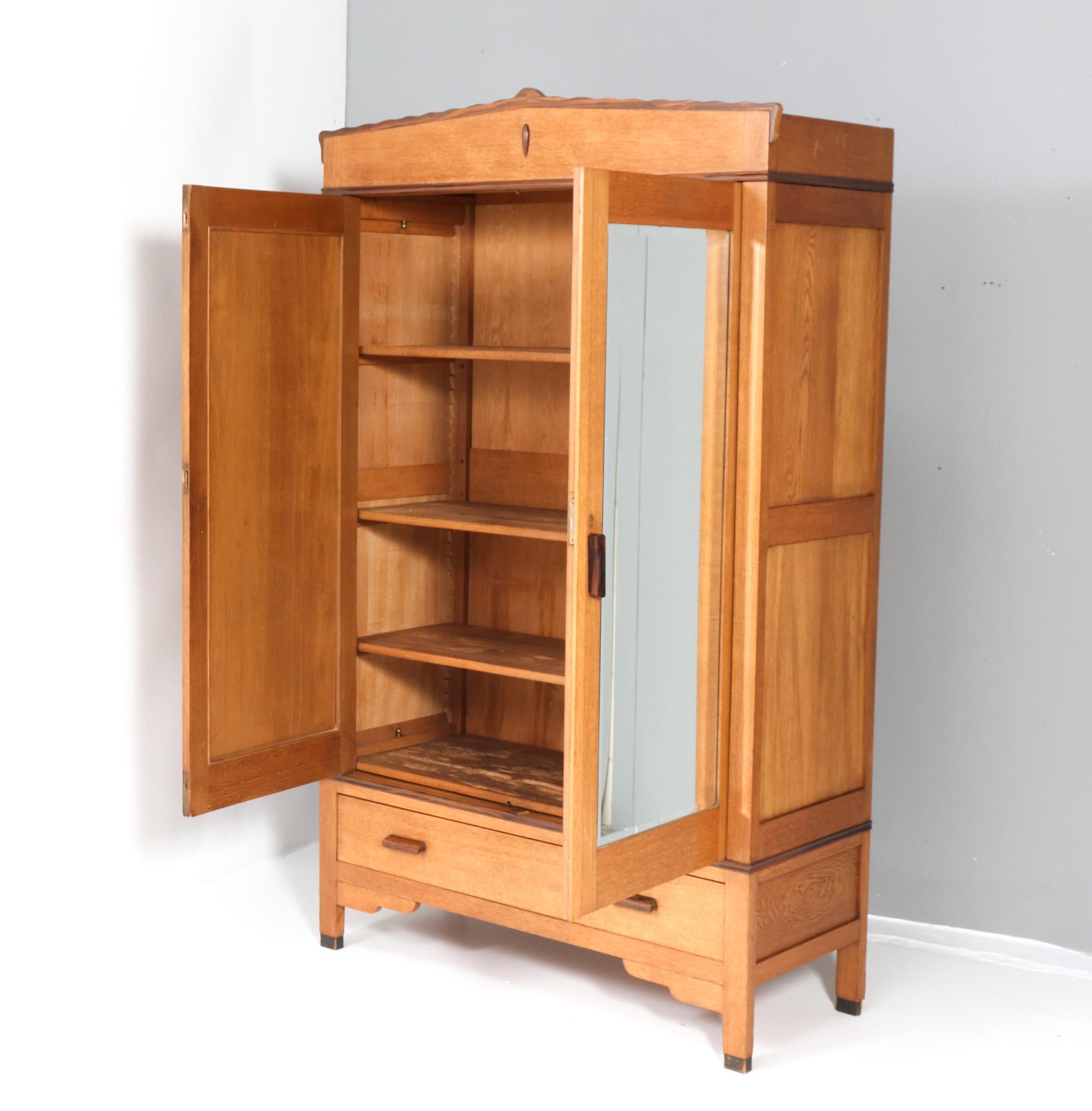 Néerlandais Armoire Art Déco Amsterdamse Schoo en chêne par Fa. Livrer Amsterdam, années 1920