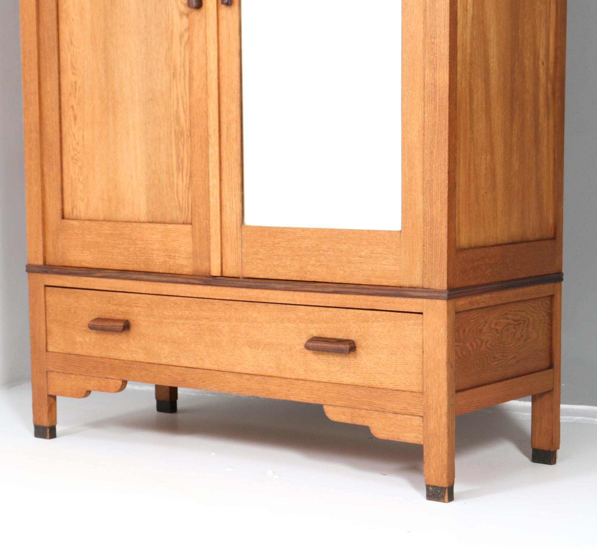 Début du 20ème siècle Armoire Art Déco Amsterdamse Schoo en chêne par Fa. Livrer Amsterdam, années 1920