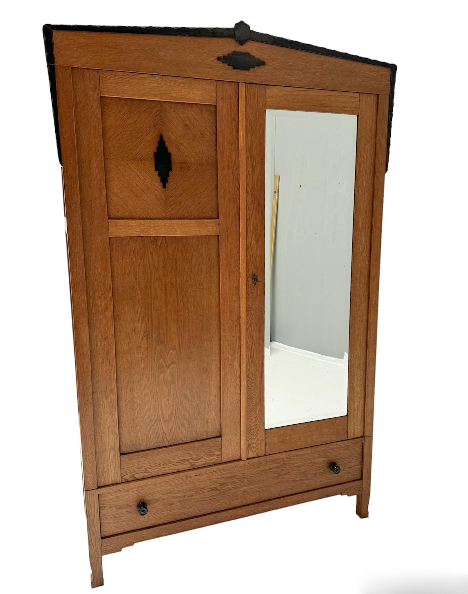 Magnifique et rare armoire ou penderie Art Déco de l'école d'Amsterdam. Design/One. Forage Amsterdam. Un design néerlandais saisissant des années 1920. Base en chêne massif avec poignées et éléments décoratifs d'origine en bois massif laqué noir.