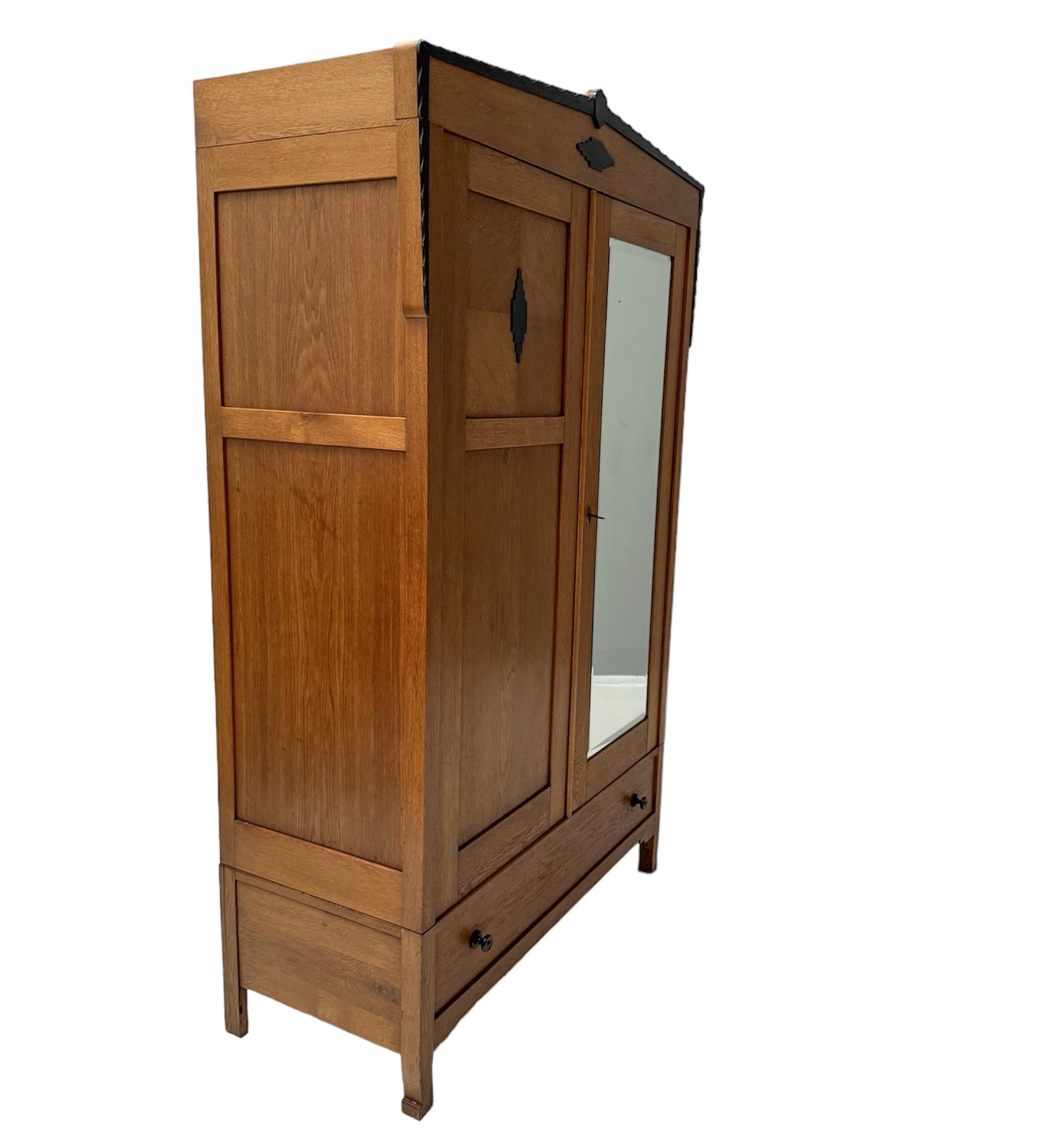 Néerlandais Armoire ou armoire de l'école d'Amsterdamse Art Déco par Fa. Forage Amsterdam en vente