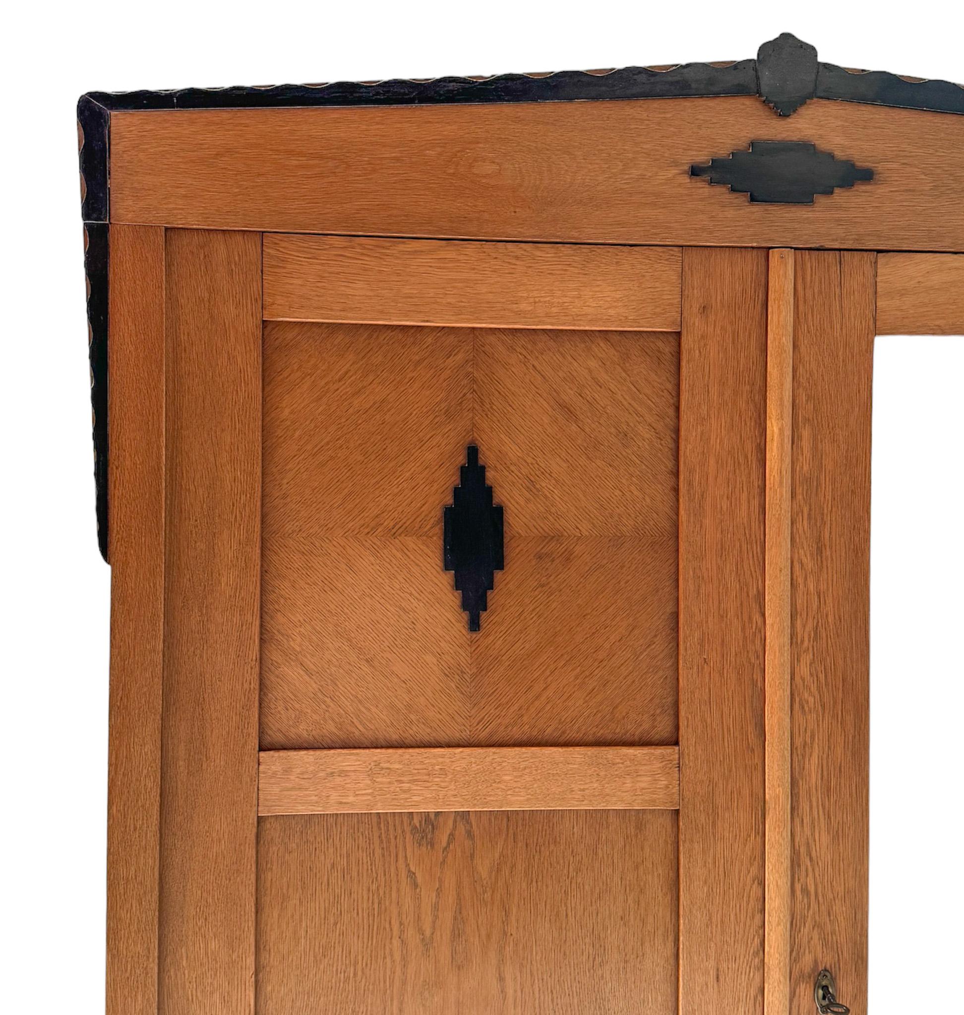 Début du 20ème siècle Armoire ou armoire de l'école d'Amsterdamse Art Déco par Fa. Forage Amsterdam en vente