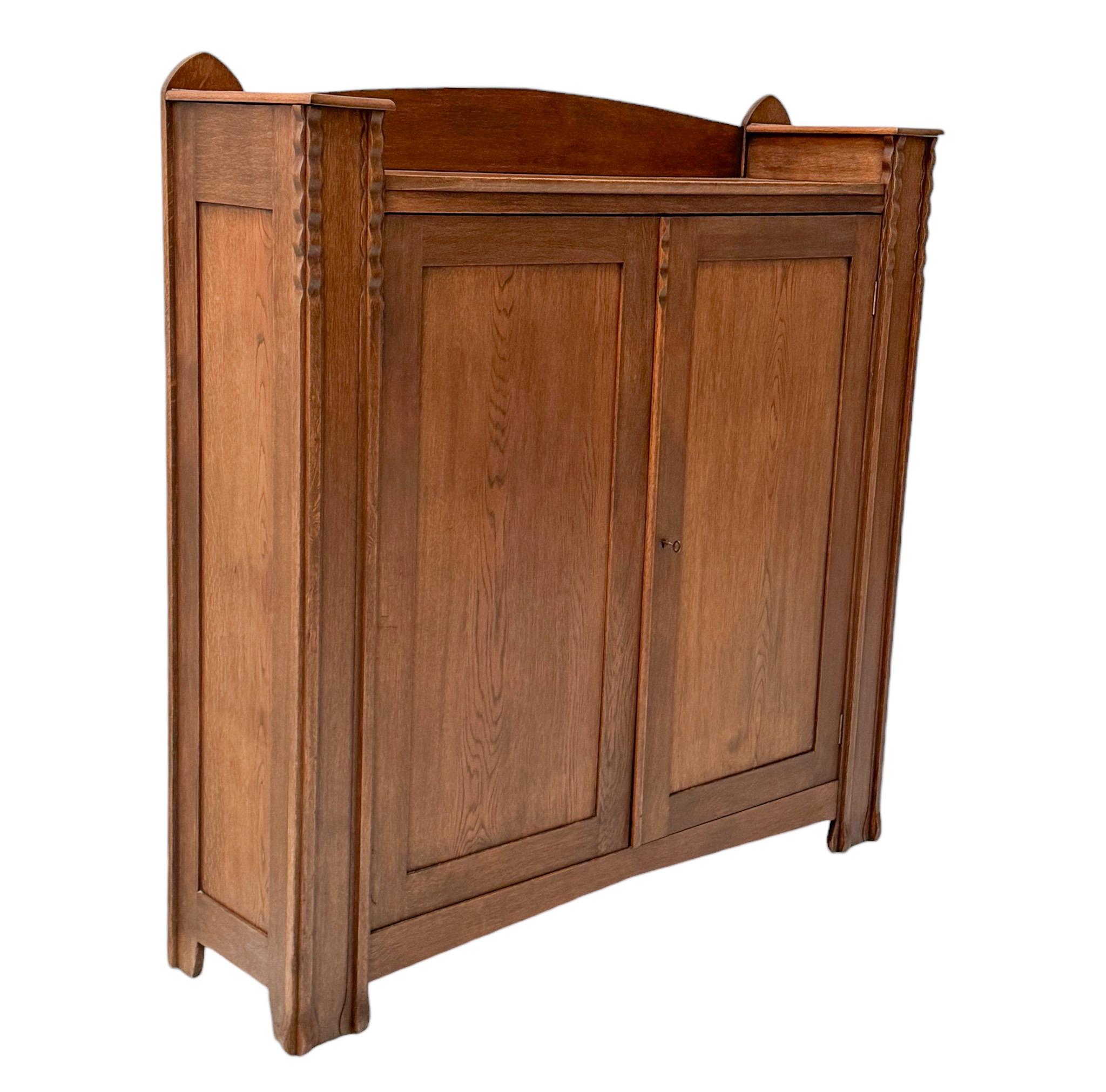 Magnífica y rara librería de la Escuela Art Decó de Ámsterdam.
Diseño de Piet Kramer.
Llamativo diseño holandés de alrededor de 1916.
Base de roble macizo con dos espacios secretos en la parte superior.
La cerradura y la llave original funcionan