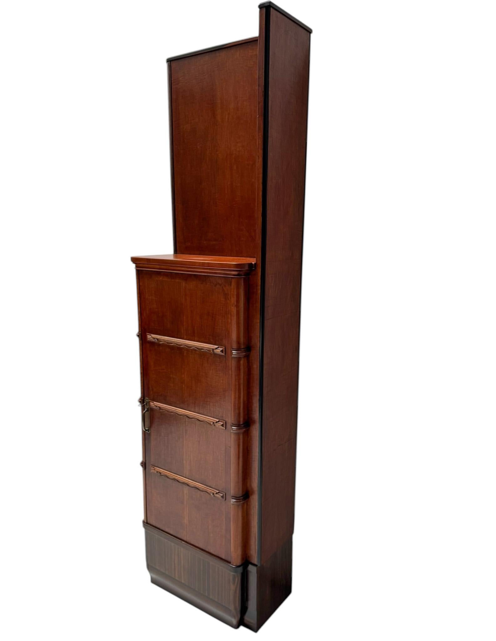 Magnificent and ultra rare Art Deco Amsterdamse School cabinet.
Design by J.B. Hillen Amsterdam.
Striking Dutch design from the 1920s.
Solid birch and birch veneer base with decorative elements on a solid macassar ebony and macassar ebony veneer