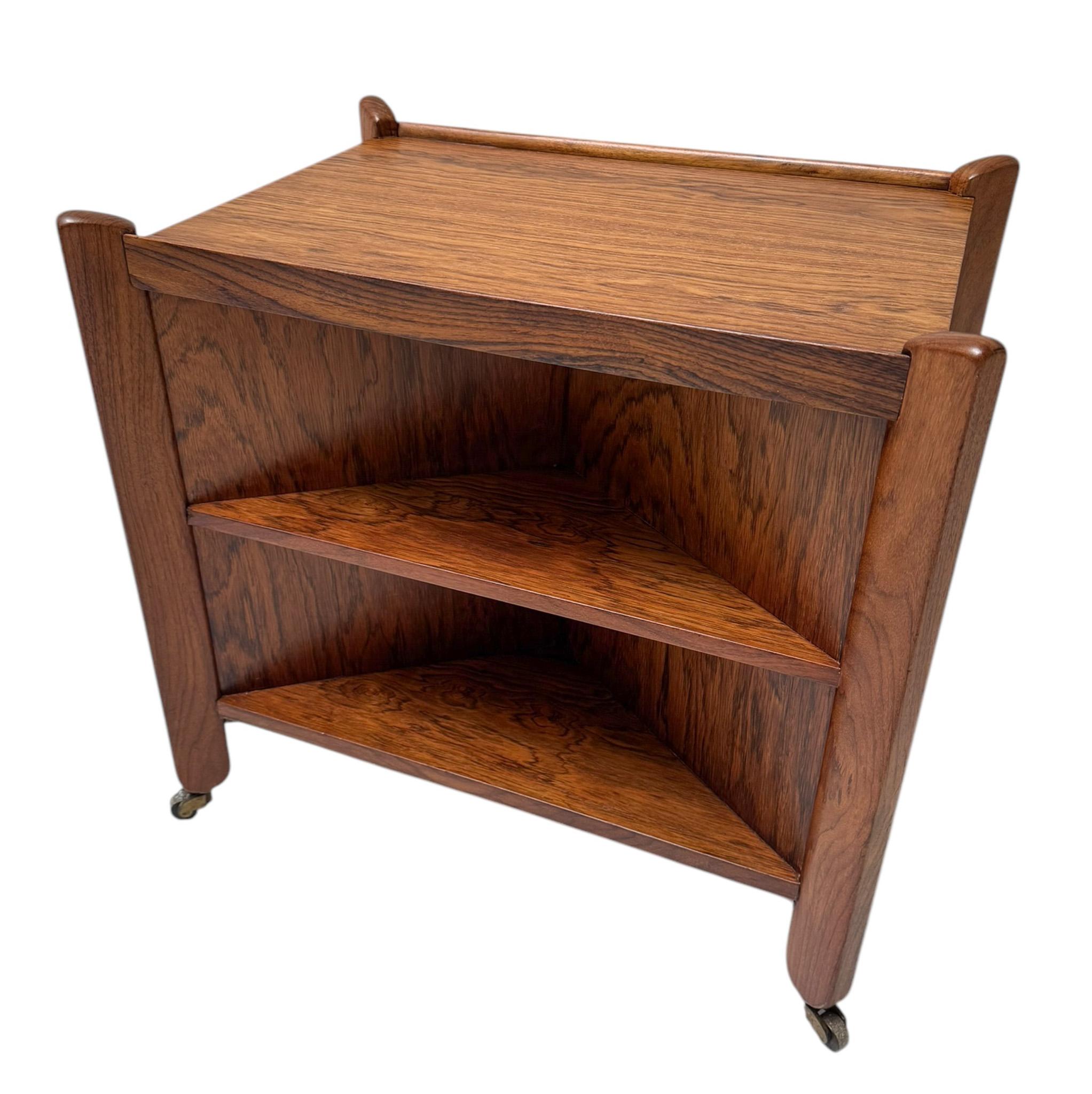 Magnífico y raro carro o carretilla de la Escuela Amsterdamse Art Decó.
Diseño de Paul Bromberg para H. Pander & Zonen Den  Haag.
Llamativo diseño holandés de los años 1920.
Armazón de padouk macizo con tapas chapadas en padouk original.
Marcado con