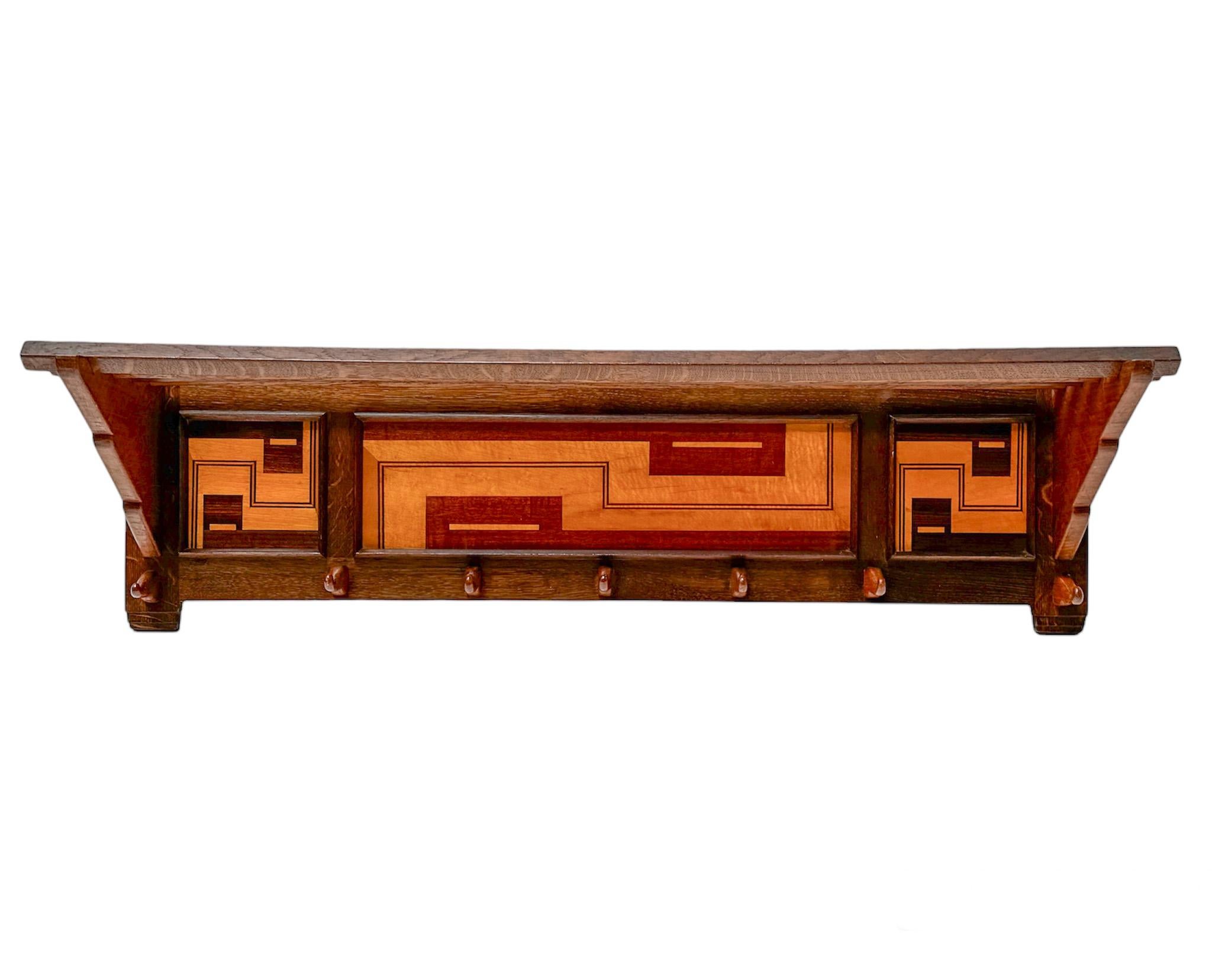 Magnifique et rare porte-manteau Art Déco de l'école d'Amsterdam.
Design I.I.A. Oosterbeek.
Un design néerlandais saisissant des années 1920.
Chêne massif avec détails décoratifs d'origine en bois de satin.
Sept crochets en bois originaux et