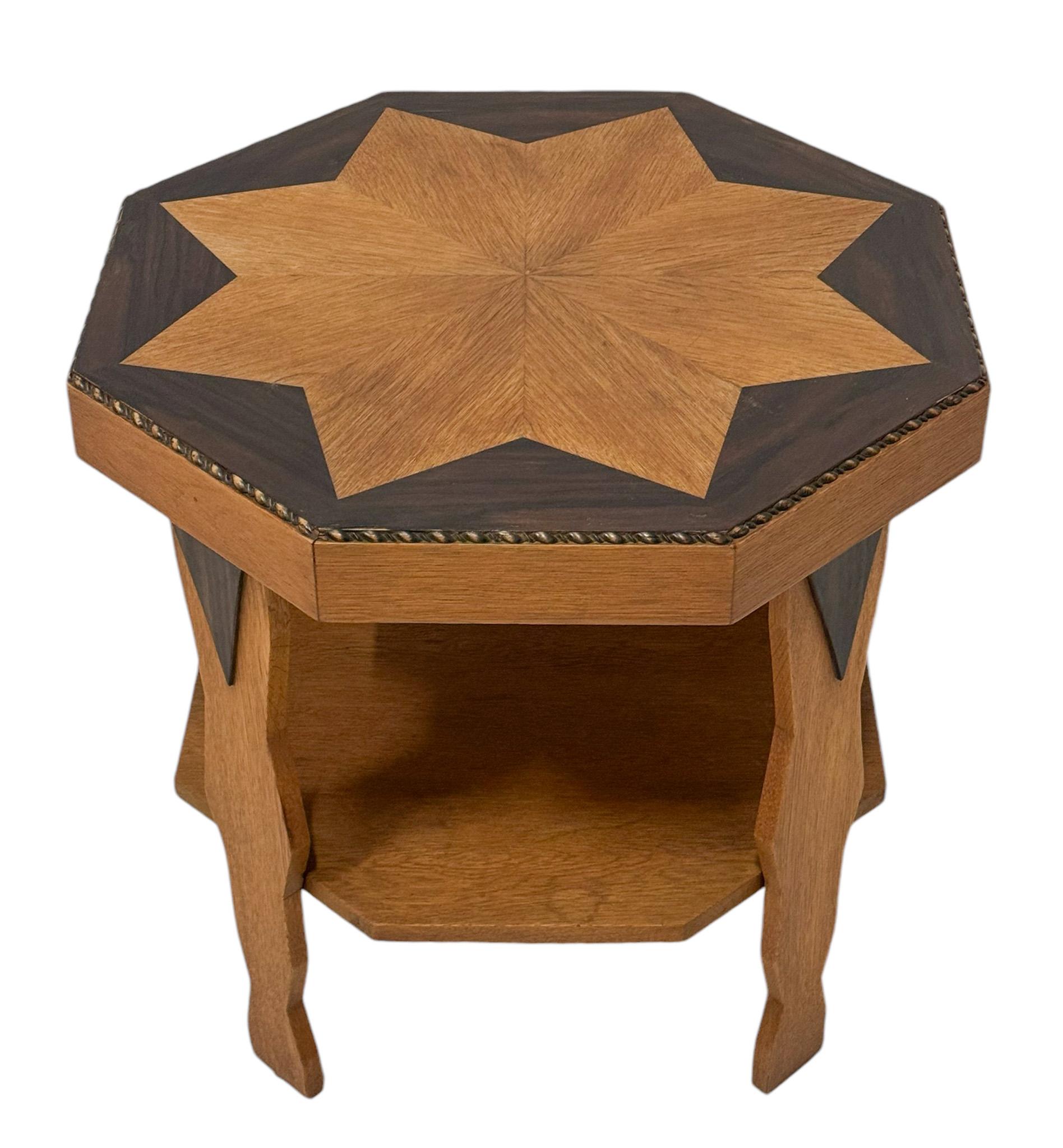 Splendido ed elegante tavolino da caffè o da cocktail in stile Art Déco della Scuola di Amsterdam.
Un sorprendente design olandese degli anni '1920.
Base in rovere massiccio con piano originale esagonale impiallacciato in rovere e macassar.
Questo