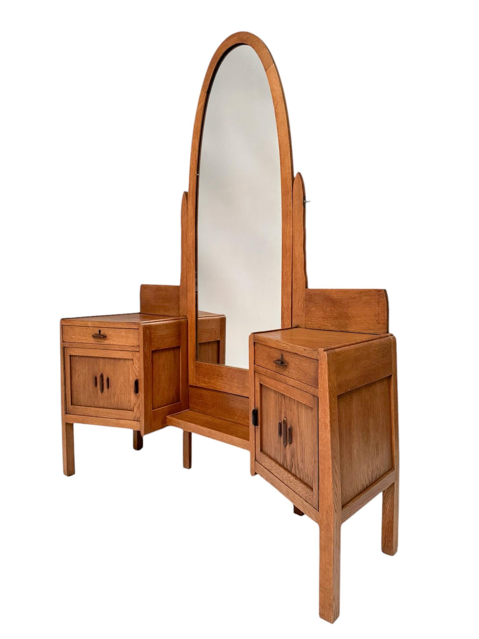 Magnificent and rare Art Deco Amsterdamse School dressing table or vanity.
Design by J.J. Zijfers Amsterdam.
Striking Dutch design from the 1920s.
Solid oak base with original drawers and mirror.
Original macassar ebony handles on the two