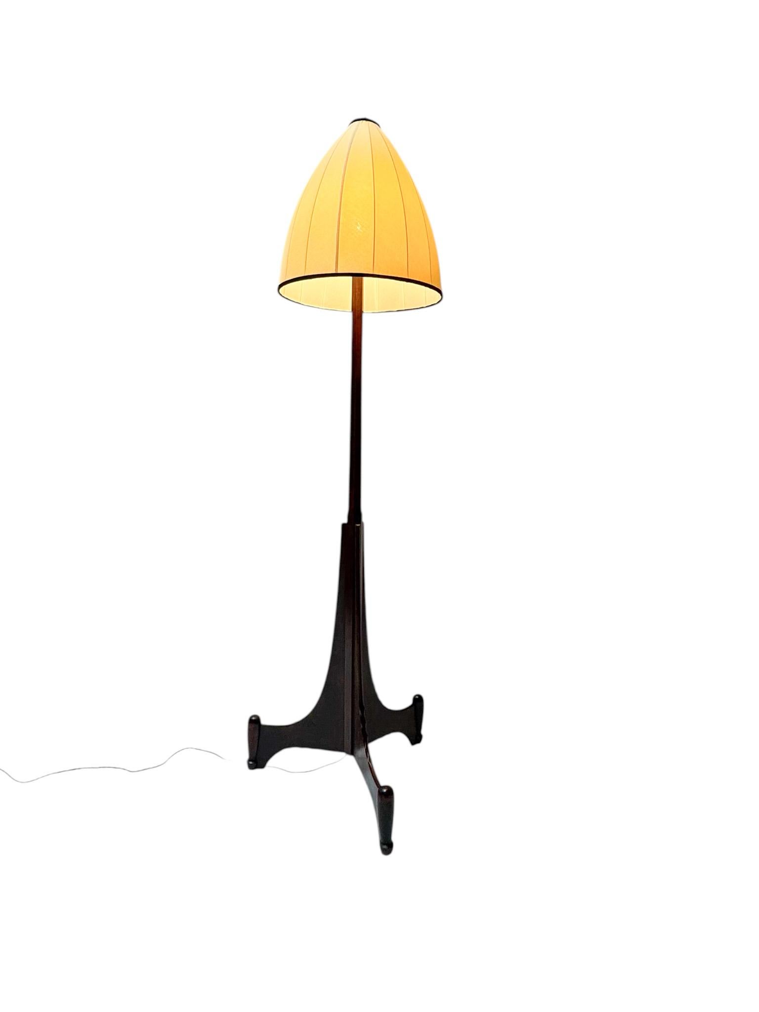 Magnificent and rare Art Deco Amsterdamse School floor lamp.
Design by C.H. Eckhart Rotterdam.
Striking Dutch design from the 1920s.
Solid walnut base with re-upholstered silk shade.
Rewired with one original socket for E27 light bulb.
This
