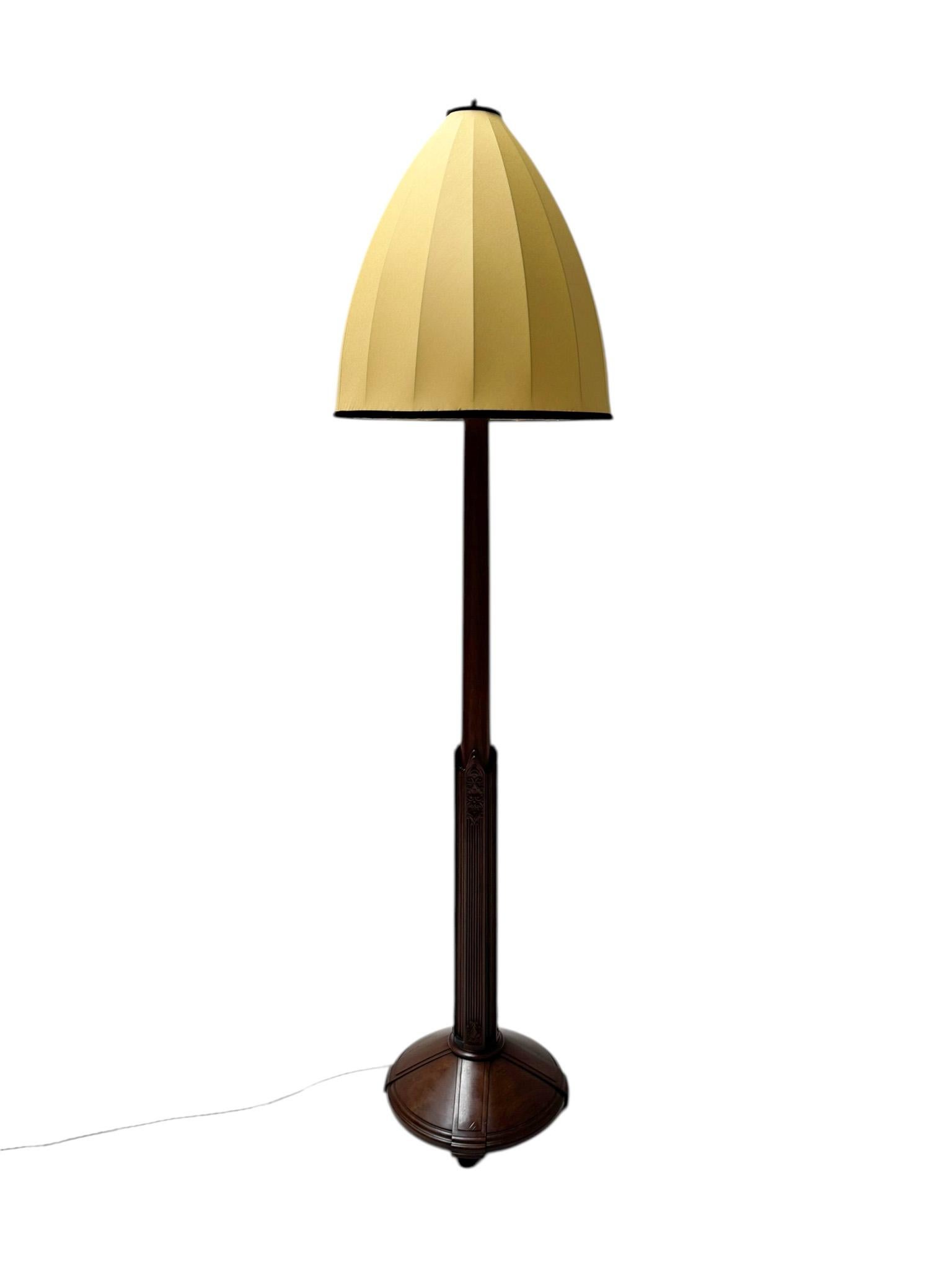 Magnífica y rara lámpara de pie de la Escuela Art Decó de Amsterdam.
Diseñado por Fa. Perforación Amsterdam.
Llamativo diseño holandés de los años 1920.
Base de nogal macizo con pantalla de seda retapizada.
Recableado con un casquillo original para