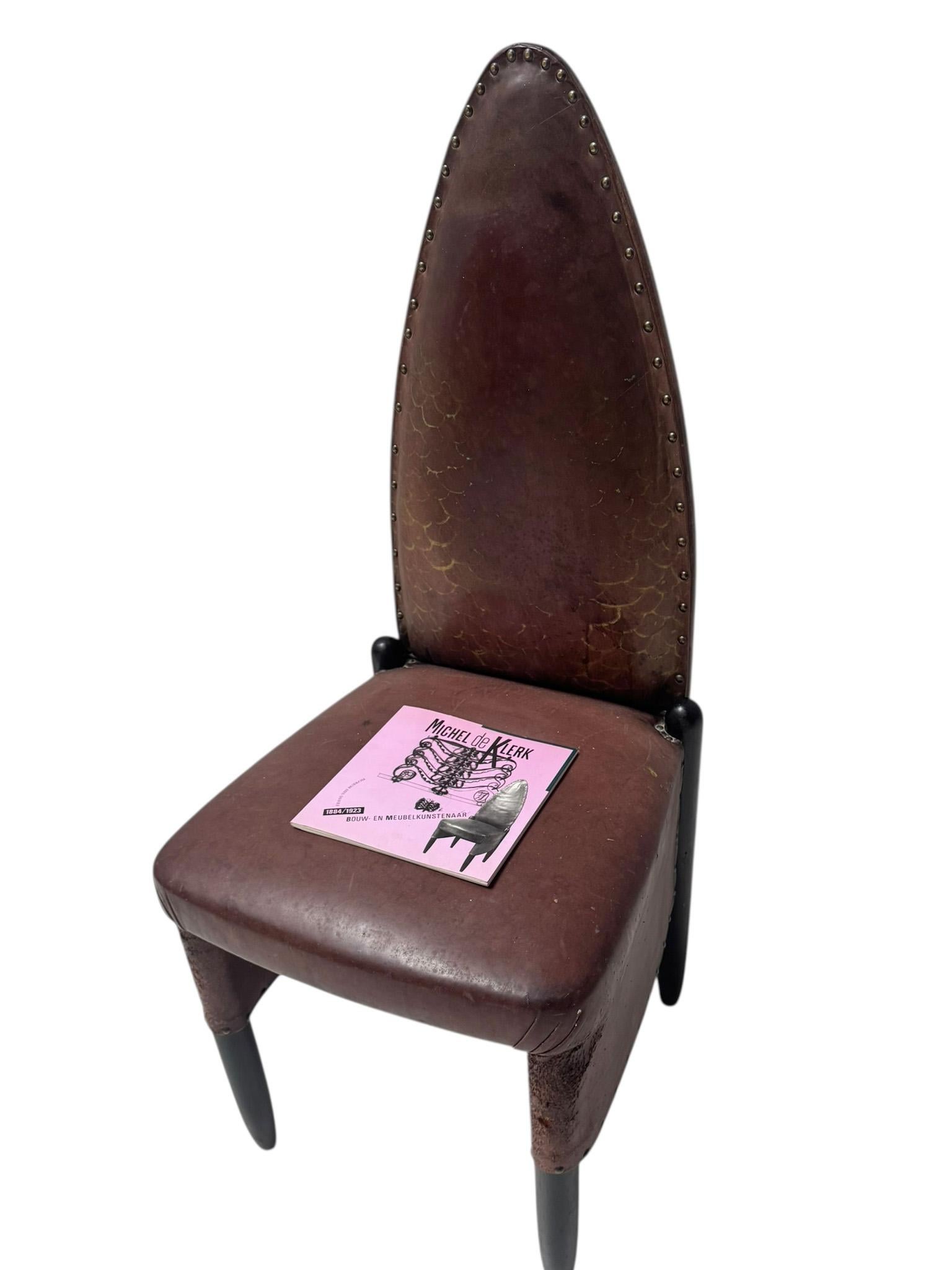 Magnifique et rarissime chaise d'appoint à haut dossier de l'école d'Amsterdam Art déco.
Dessin de Michel de Klerk en 1916 pour la salle du conseil de la SMN à Het Scheepvaarthuis à Amsterdam, qui est aujourd'hui le Grand Hôtel Amrâth.
Nous pensons