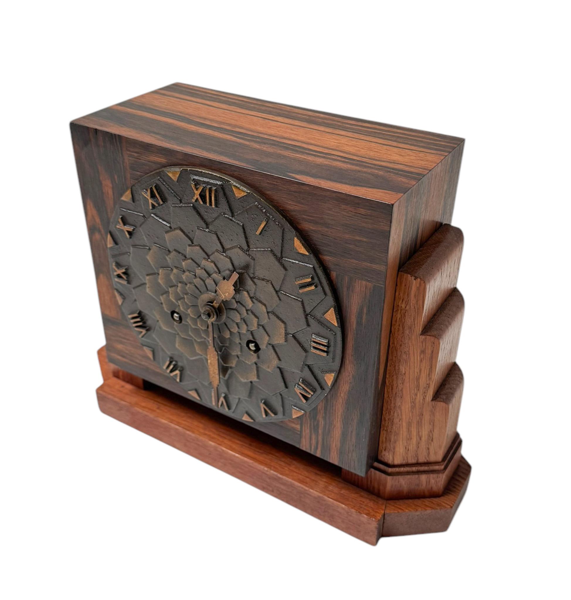 Questo meraviglioso orologio da camino Art Decor Amsterdamse School è in ottime condizioni originali, con lievi segni di usura dovuti all'età e all'uso, e conserva una bella patina. L'orologio da camino funziona bene! Un vero colpo d'occhio per la