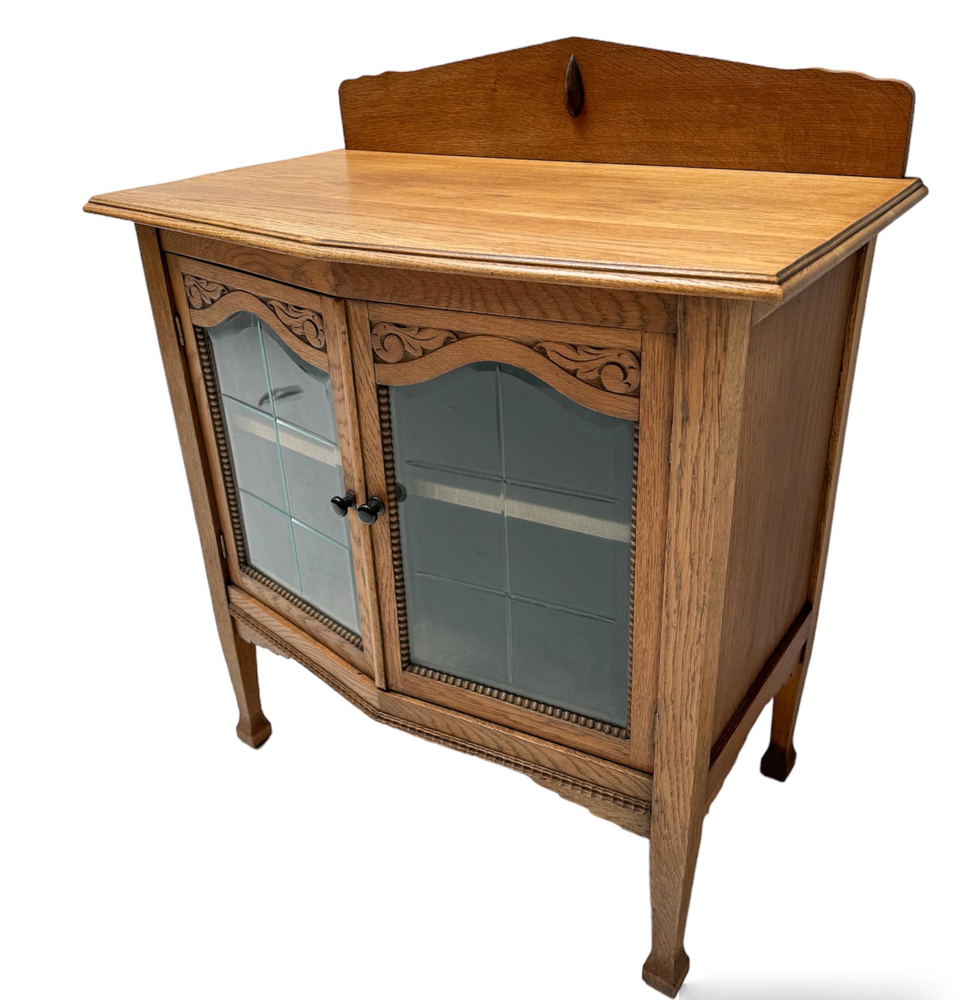 Stupendo ed elegante armadio Art Deco della Scuola di Eleg.
Un sorprendente design olandese degli anni '1920.
Base in rovere massiccio con due pomelli originali in metallo laccato nero sulle ante.
Entrambe le porte hanno il vetro smussato