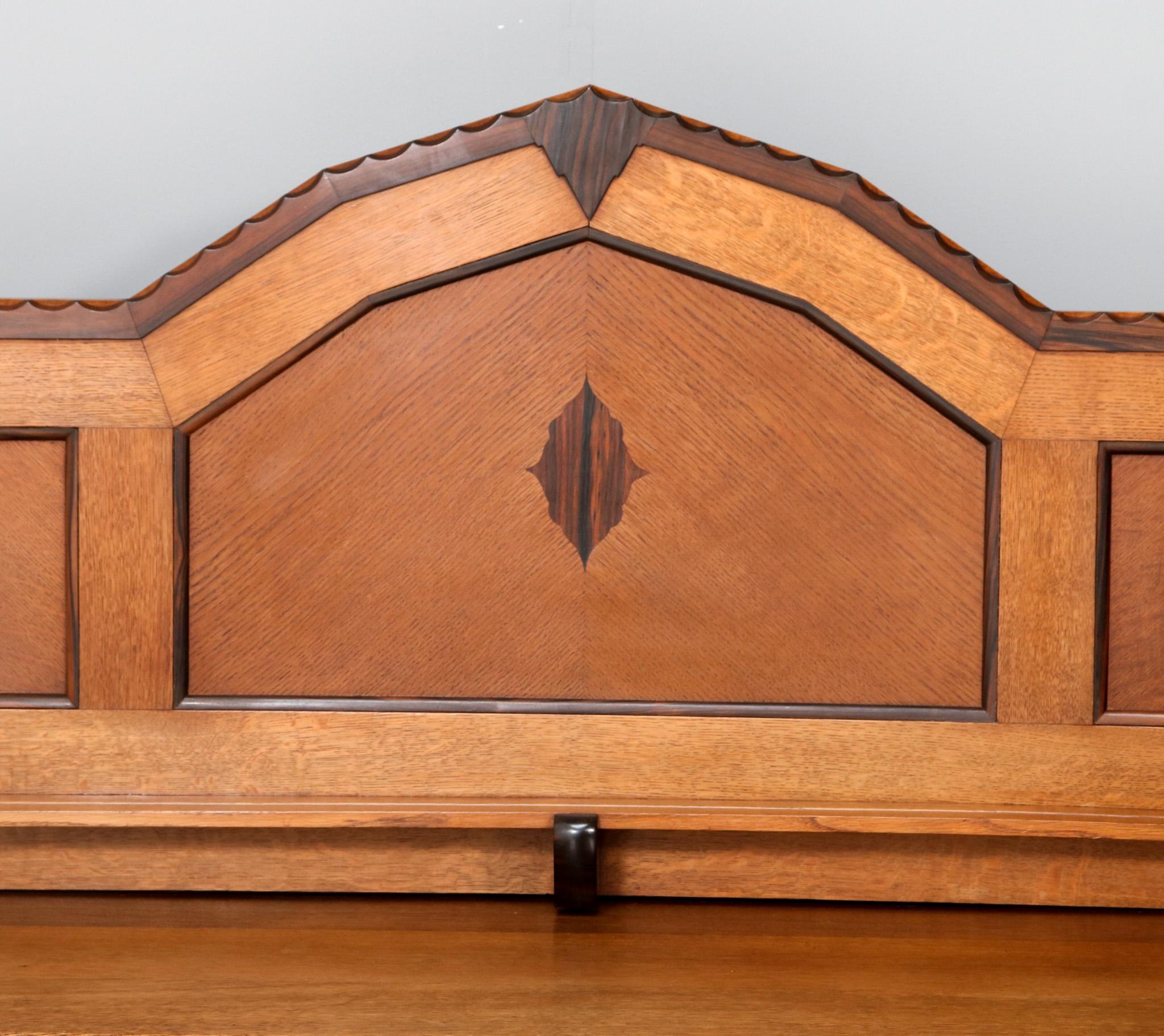 Credenza o credenza in quercia Art Deco Amsterdamse School di Fa. Perforazione, 1924 in vendita 1