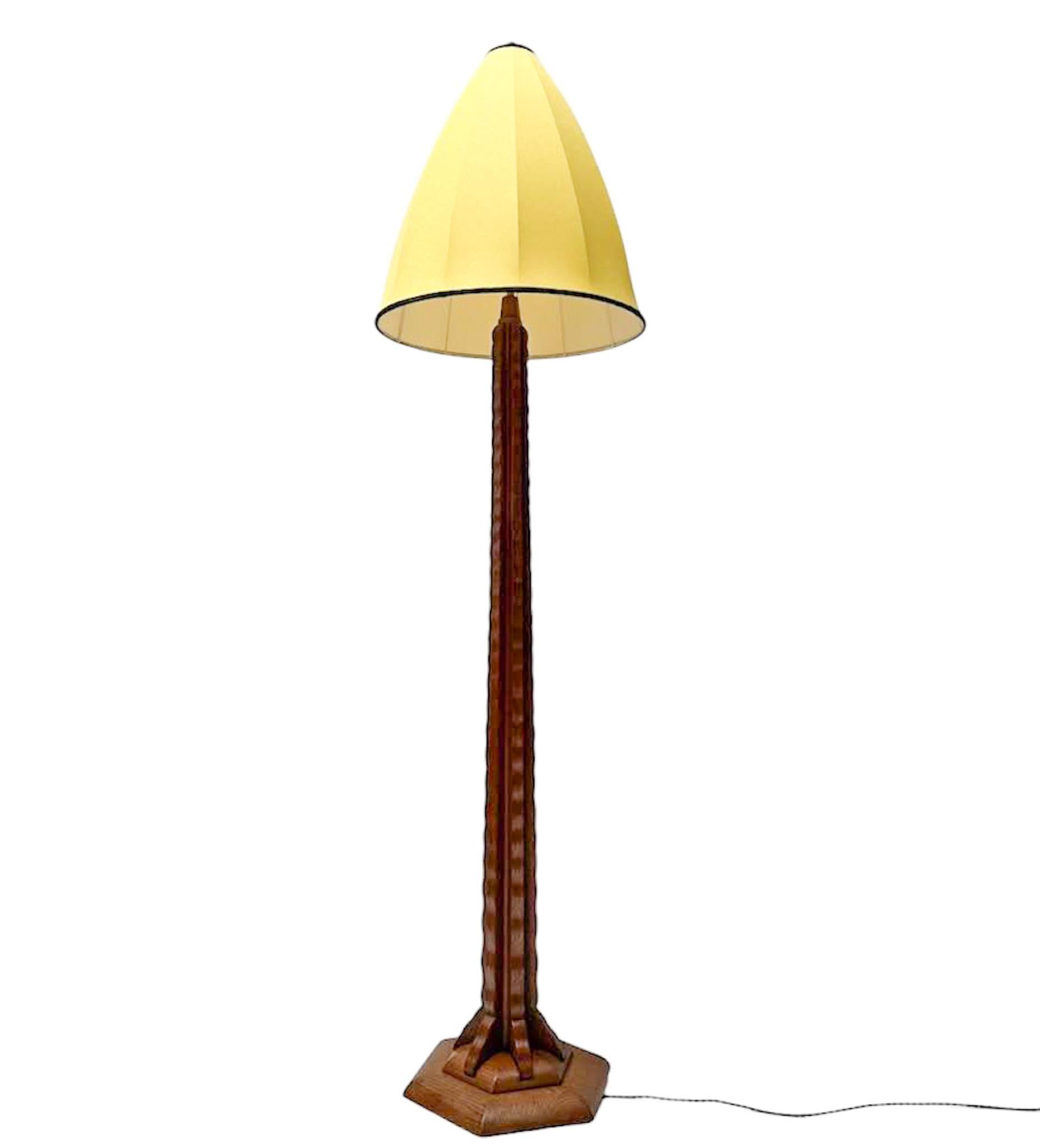 Magnificent and rare Art Deco Amsterdamse School floor lamp.
Striking Dutch design from the 1920s.
Solid oak base with the typical Amsterdamse School style elements.
The typical Amsterdamse School shade is exclusively made for us and upholstered