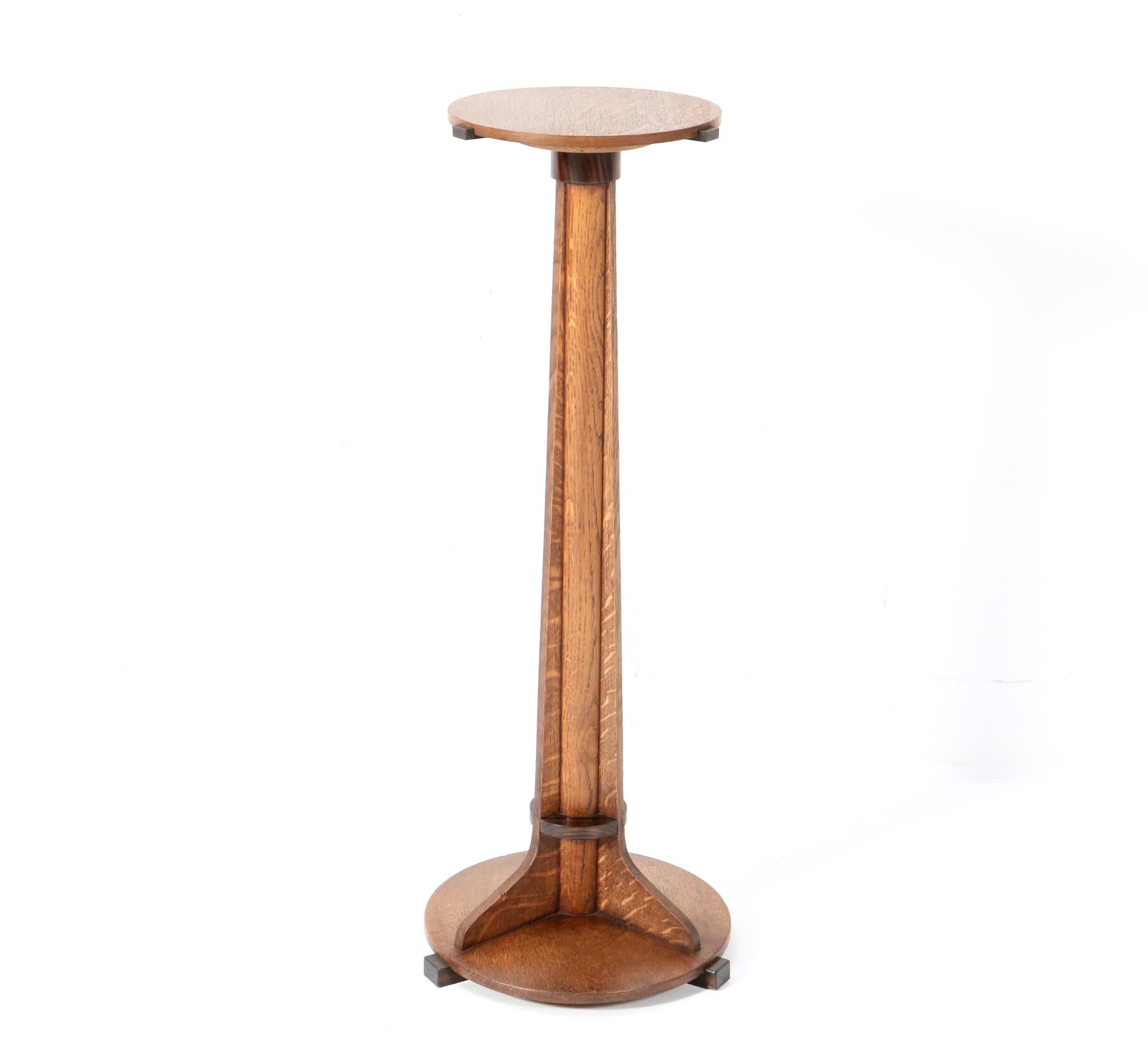 Stunning and elegant Art Deco Modernist pedestal
Striking Dutch design from the 1920s.
Solid oak frame with solid macassar ebony elements.
This wonderful Art Deco Modernist pedestal is in very good original condition with minor wear consistent with