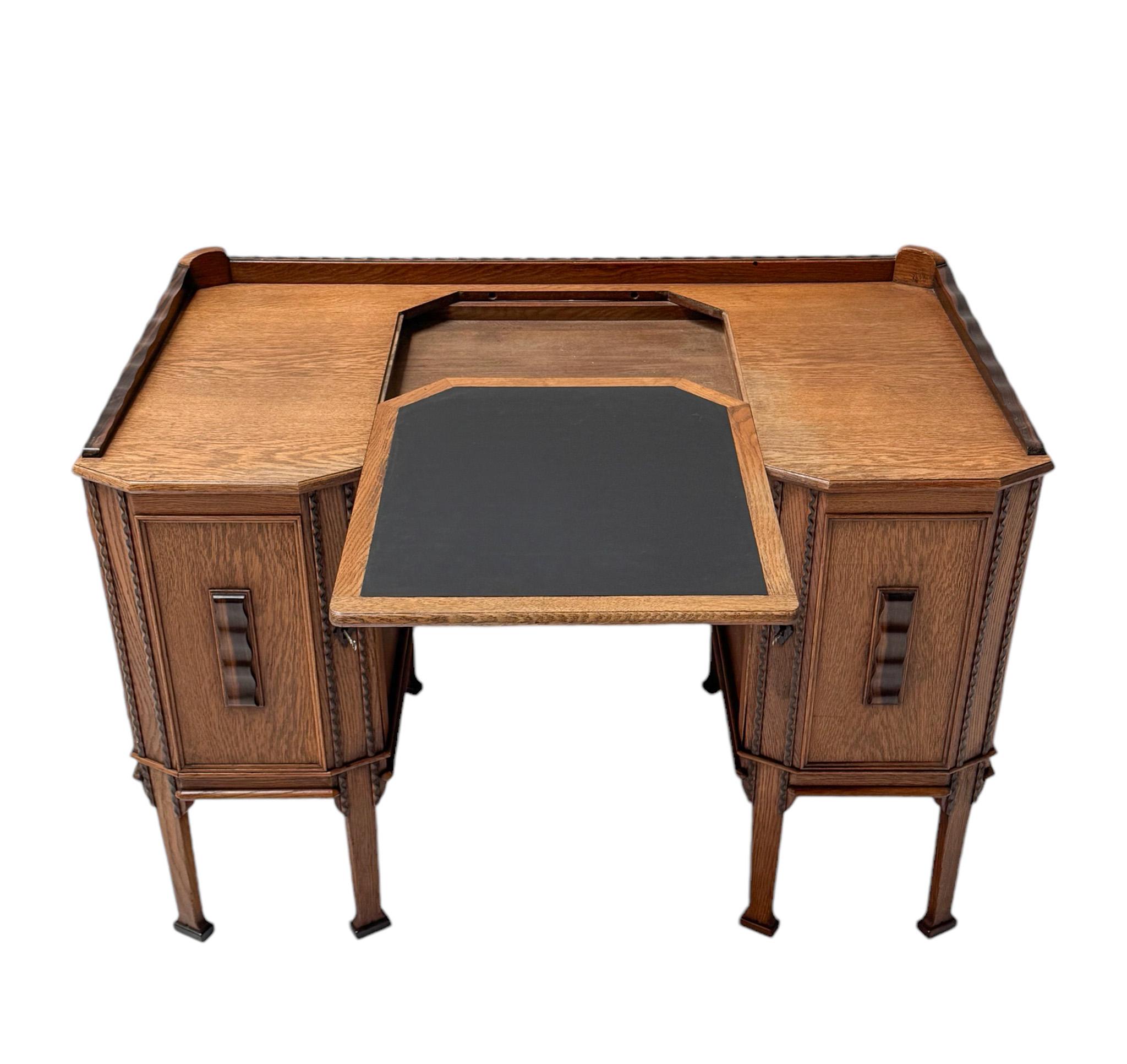 Magnífico y raro escritorio de pedestal de la Escuela Art Decó de Amsterdam.
Llamativo diseño holandés de los años 1920.
Base de roble macizo y chapado de roble original con sección de escritura de cuero negro retapizado.
La sección de escritura