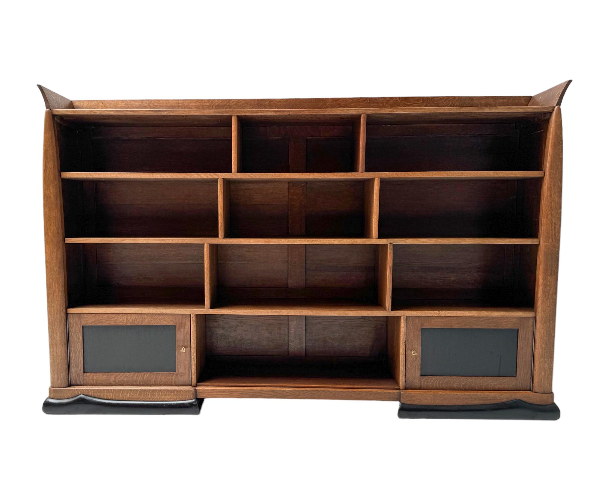Magnífica y rarísima librería abierta de la Escuela Art Decó de Ámsterdam.
Diseño de Paul Bromberg para H. Pander & Zonen Den Haag.
Llamativo diseño holandés de los años 1920.
Estructura de roble macizo con base original lacada en negro.
Dos puertas