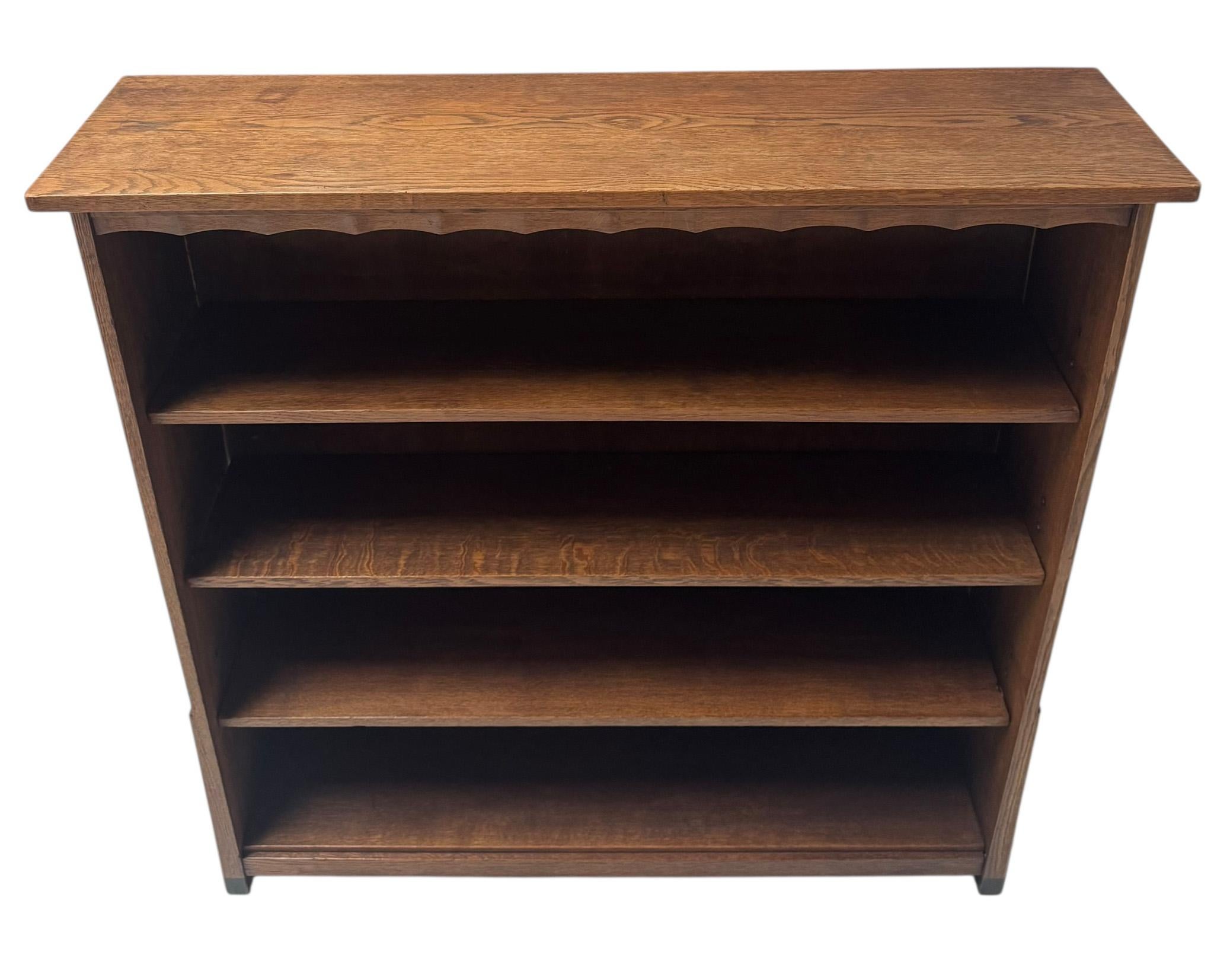 Magnifique et rare bibliothèque ouverte de l'école Amsterdamse Art Deco.
Design/One par Willem Penaat pour Metz & Co. Amsterdam.
Un design néerlandais saisissant des années 1920.
Base en chêne massif avec trois étagères originales en chêne massif