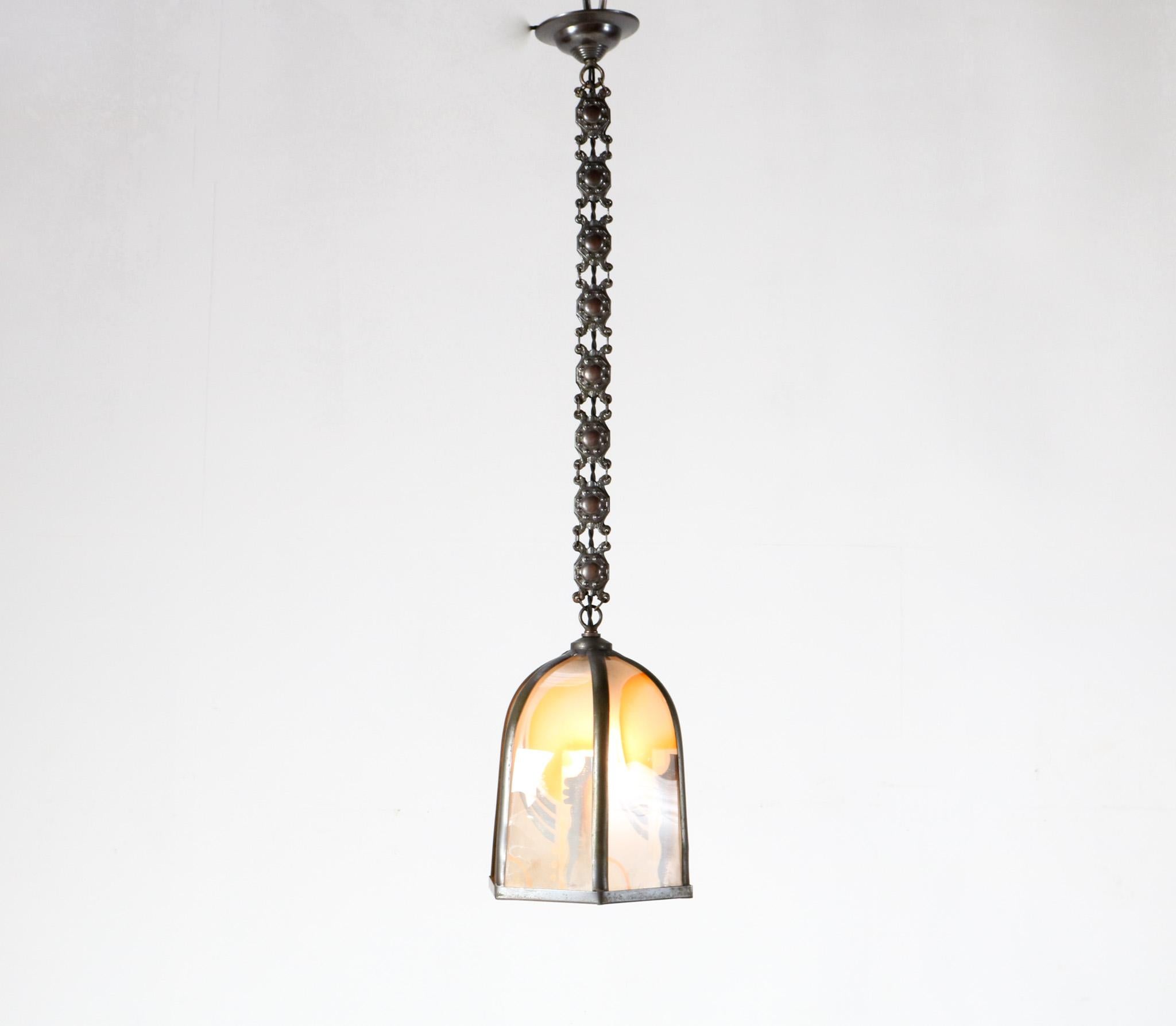 Début du 20ème siècle  Lampe suspendue Art Déco Amsterdamse School en laiton patiné, années 1920 en vente