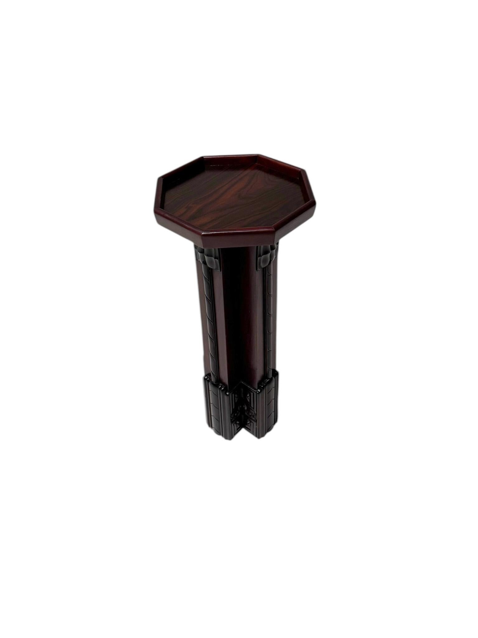 Magnificent and ultra rare Art Deco Amsterdamse School pedestal.
Design by F.A. Warners.
Striking Dutch design from the 1920s
Solid American walnut base with solid hand-made macassar ebony elements.
This wonderful Art Deco Amsterdamse School