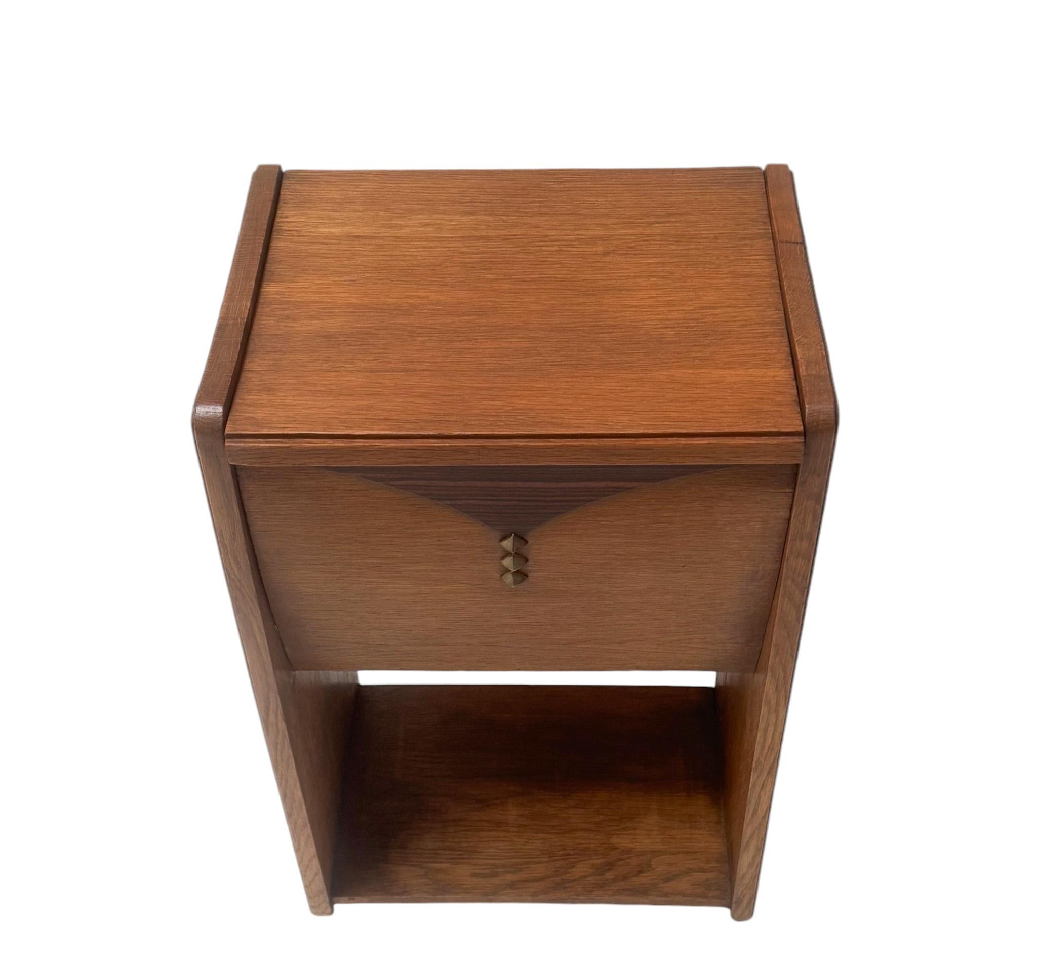 Impresionante y elegante mesa de costura o auxiliar de la Escuela Amsterdamse Art Decó.
Llamativo diseño holandés de los años 1920.
Roble macizo con elementos originales de chapa de macasar.
Bajo la encimera, que se puede levantar, encontrarás un