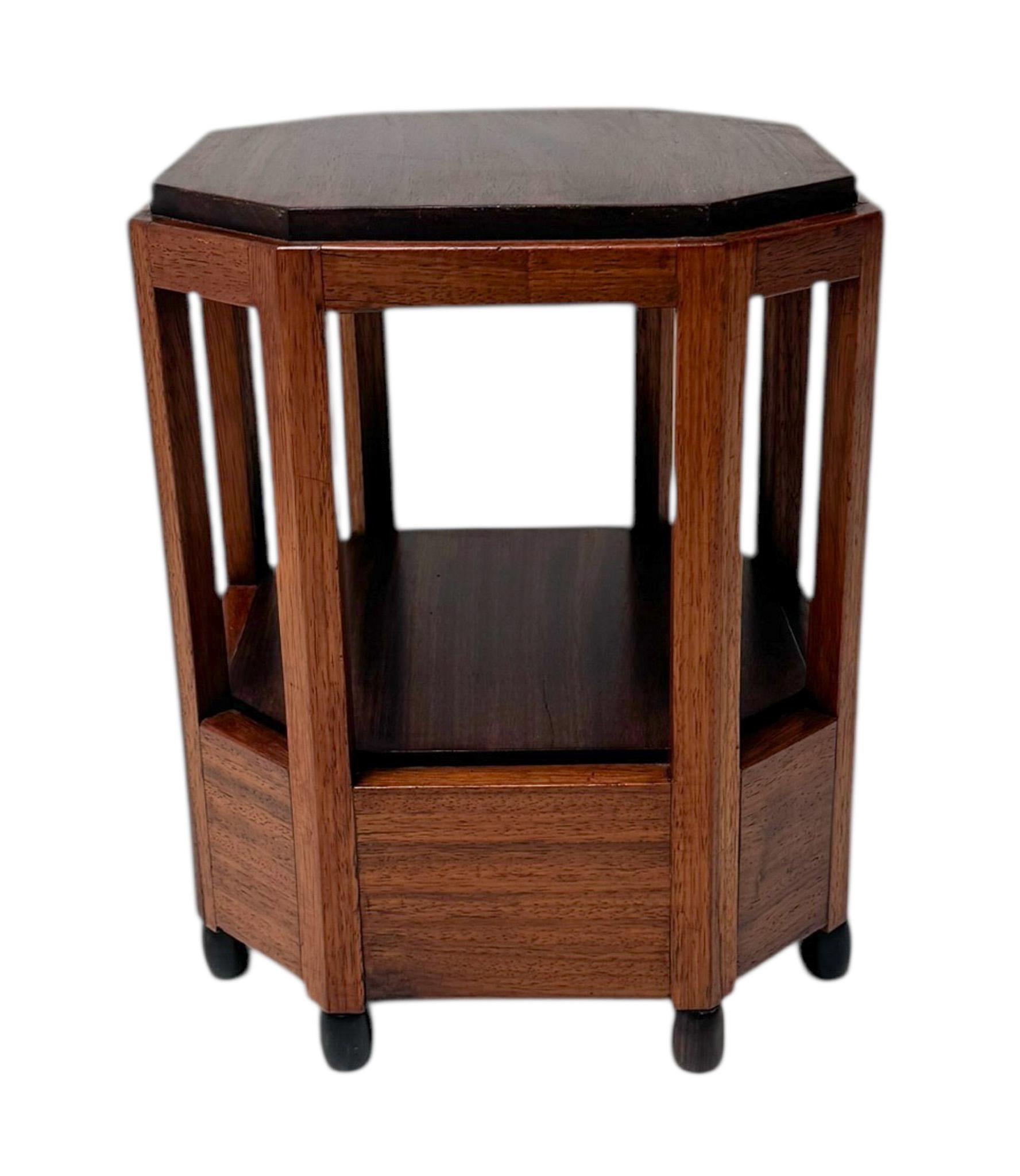 Atemberaubender und eleganter Beistelltisch der Amsterdamer Schule im Art-Déco-Stil.
Auffälliges niederländisches Design aus den 1920er Jahren.
Massiver Nussbaumsockel auf sechs originalen, schwarz lackierten Füßen.
Originalplatte aus massivem