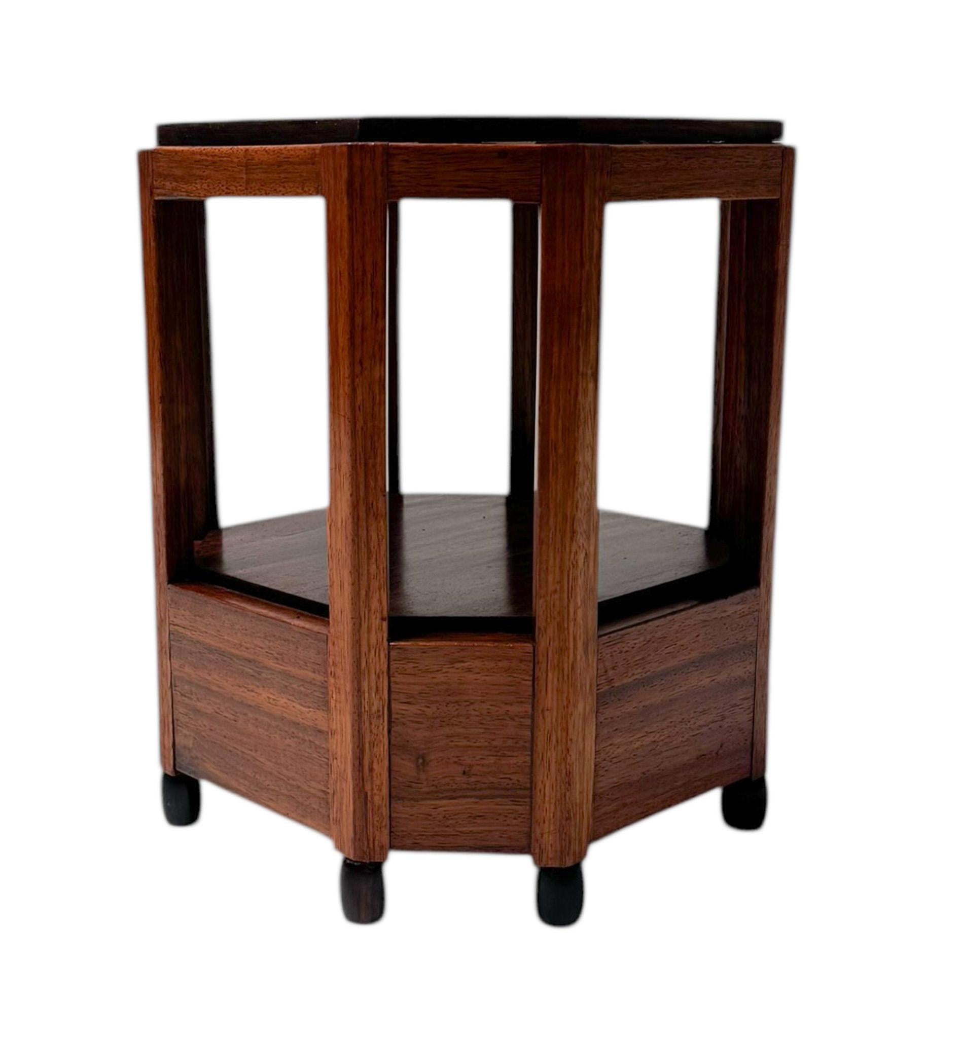 Art déco-Beistelltisch der Amsterdamse Schule, 1920er Jahre (Lackiert) im Angebot